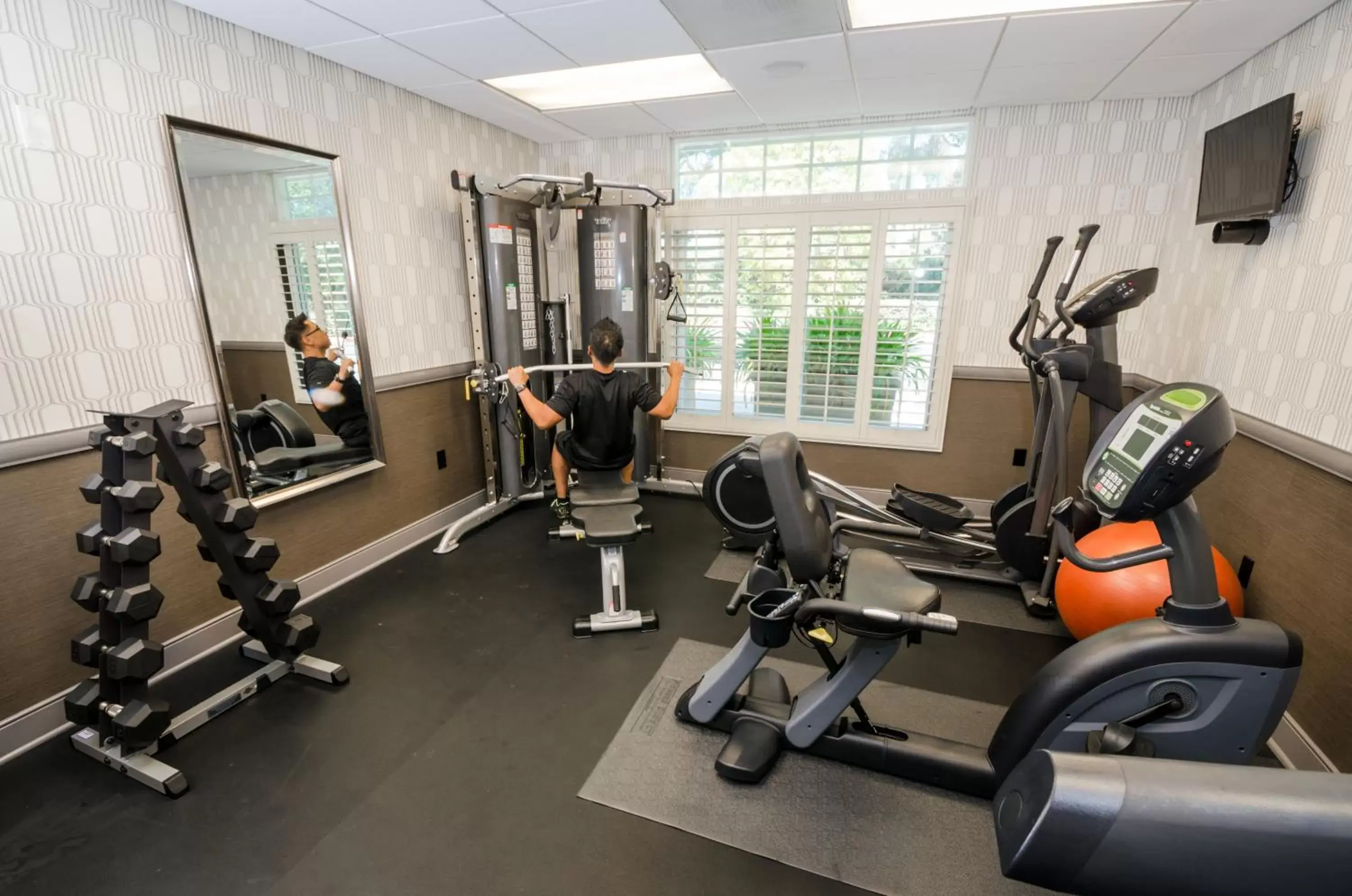 Fitness centre/facilities in West Inn & Suites Fitness centre/facilities in West Inn & Suites