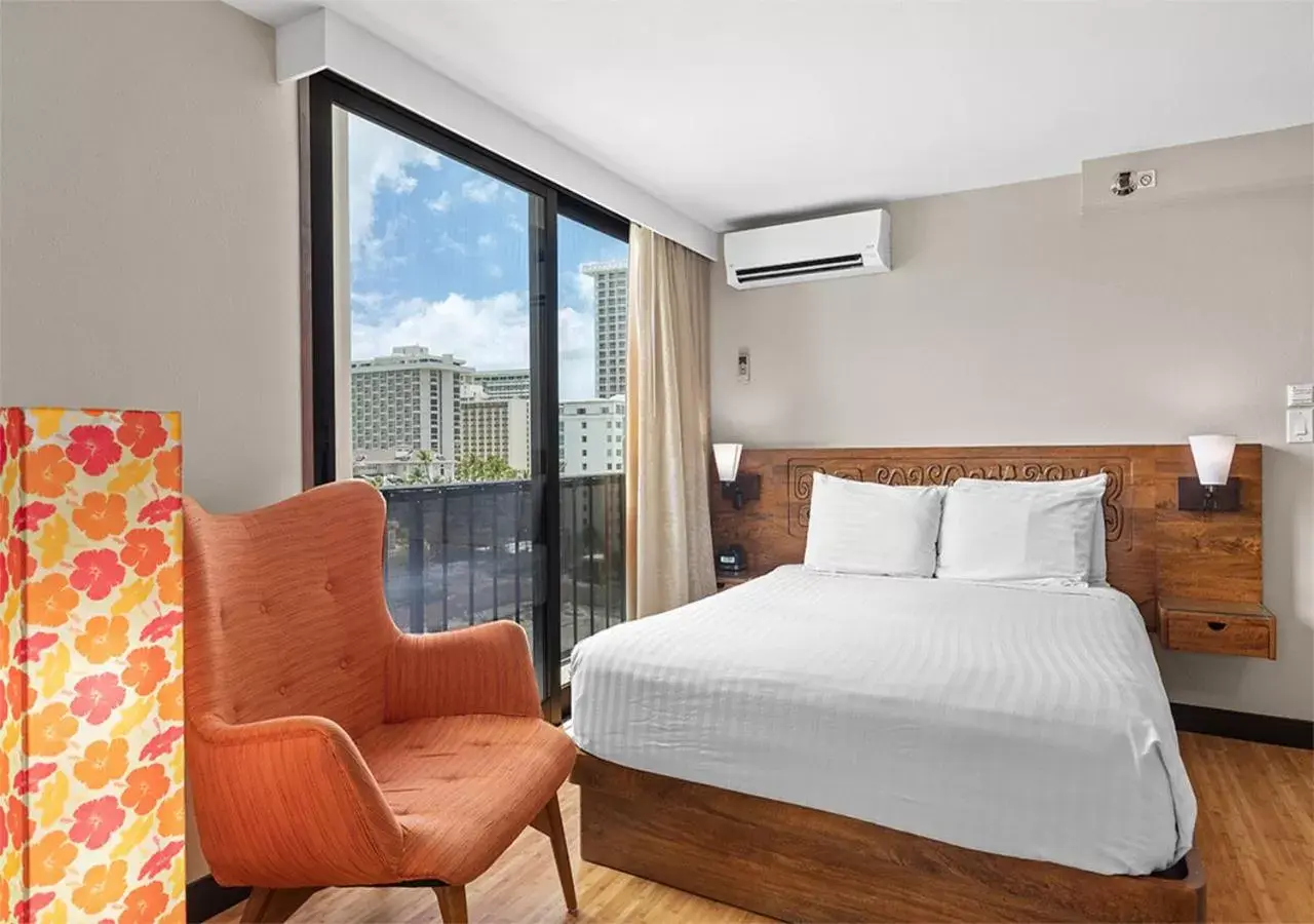 Balcony/Terrace, Bed in Castle Bamboo Waikiki Hotel