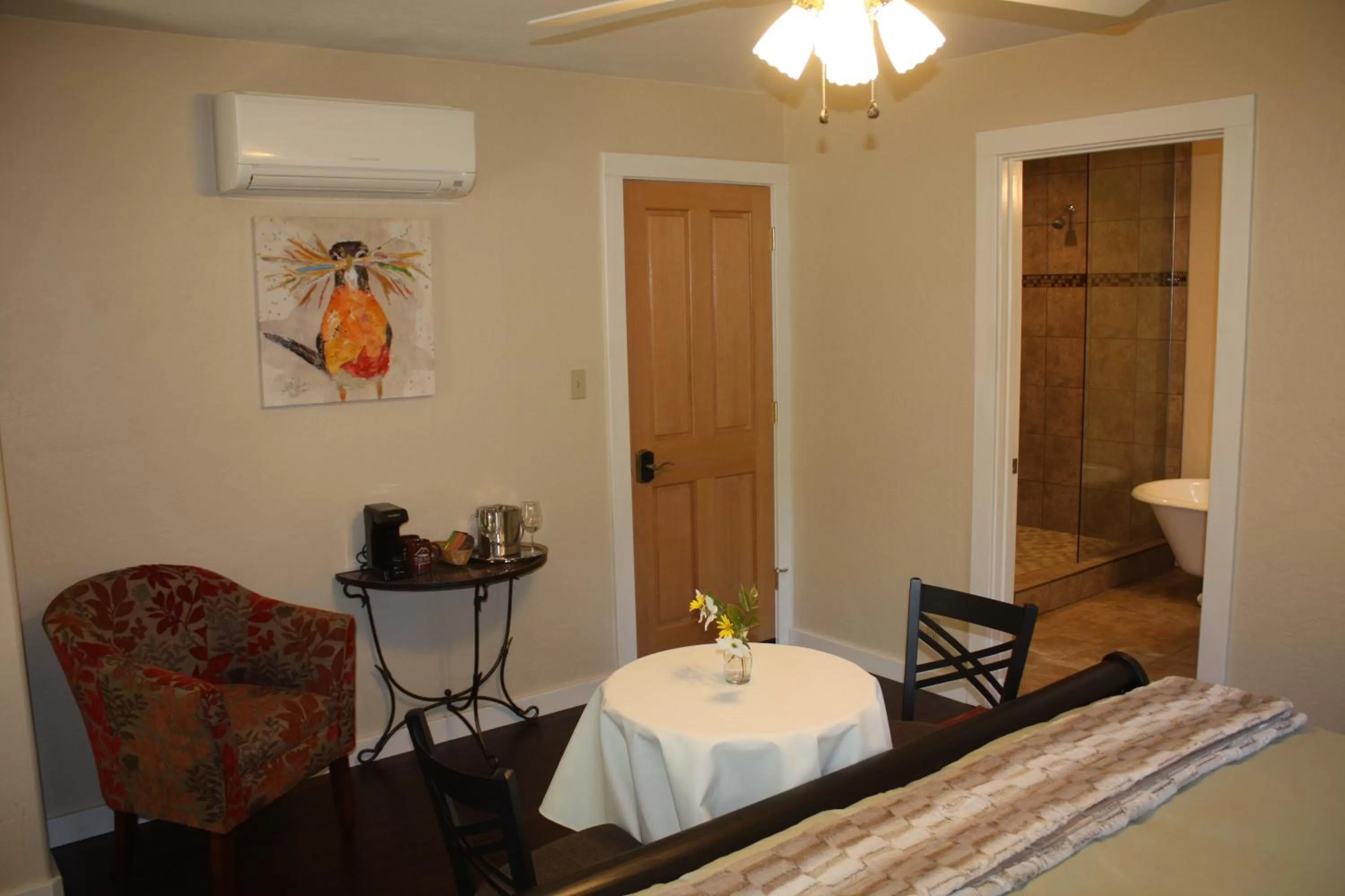 Photo of the whole room in The Inn at Shasta Lake