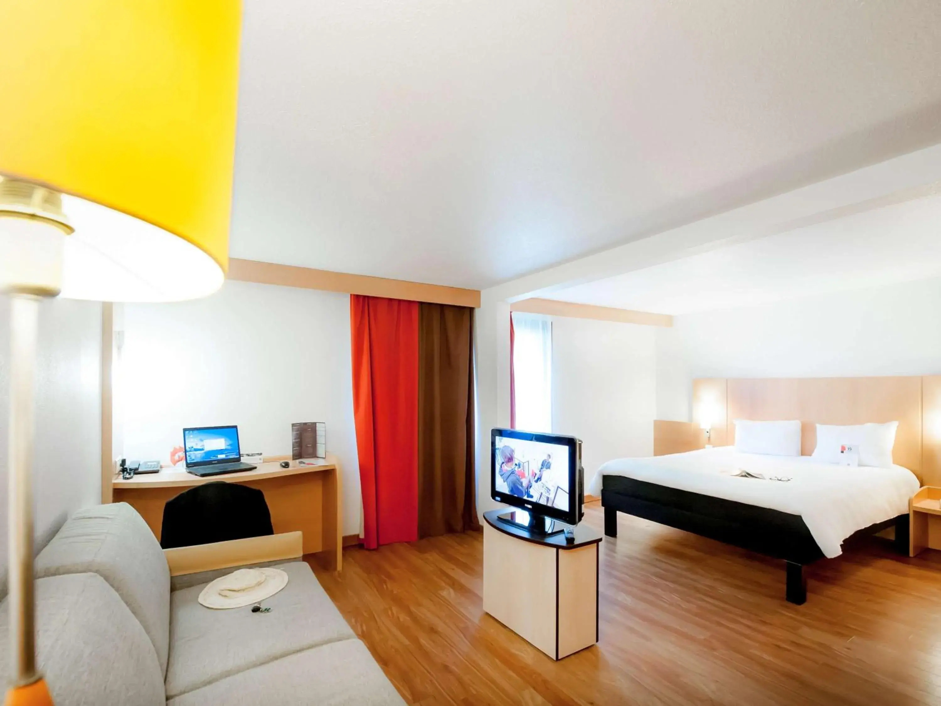 Bedroom, TV/Entertainment Center in ibis Maisons Laffitte