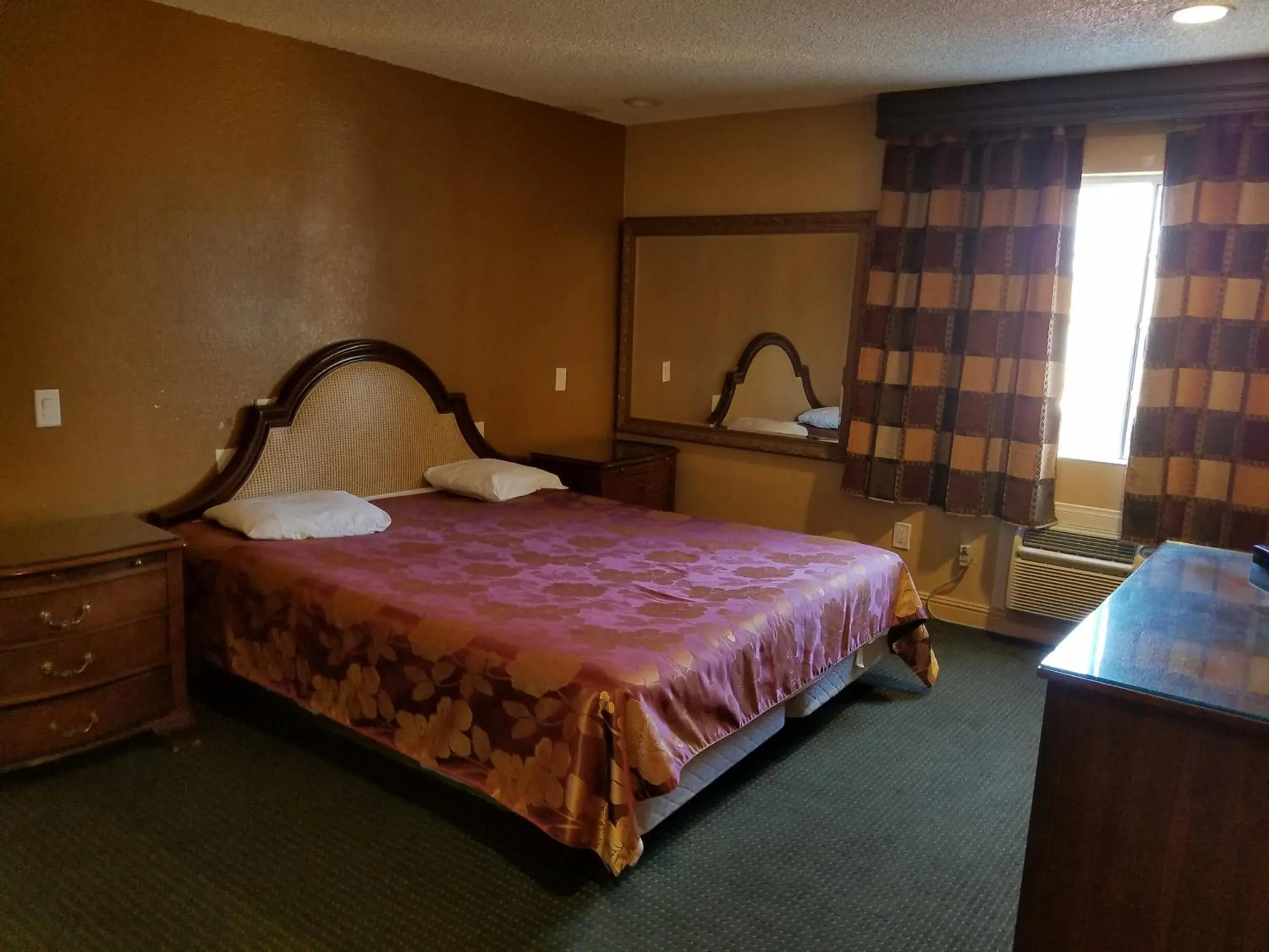 Bed, Room Photo in Central Inn Motel