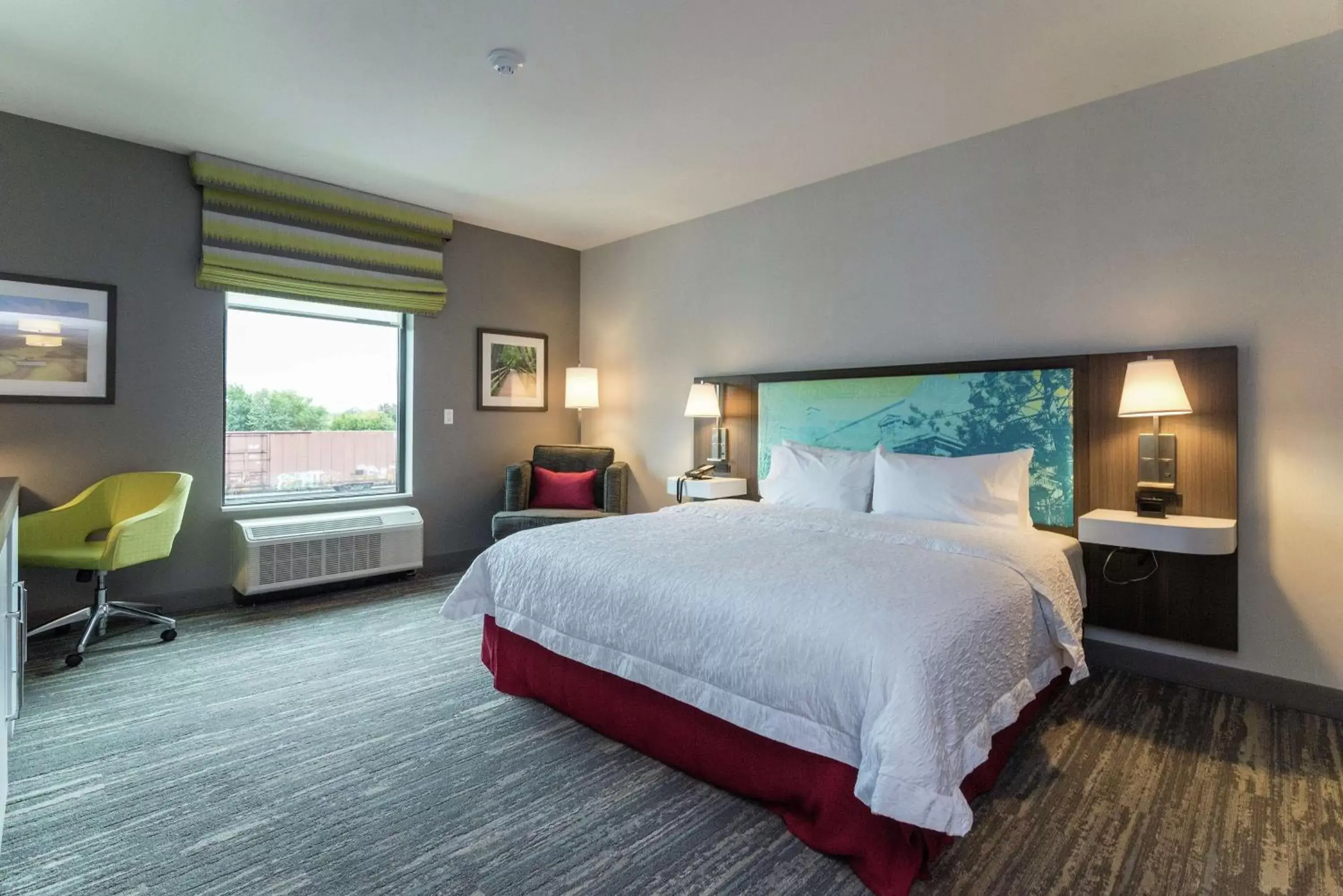 Living room, Bed in Hampton Inn & Suites - Allen Park