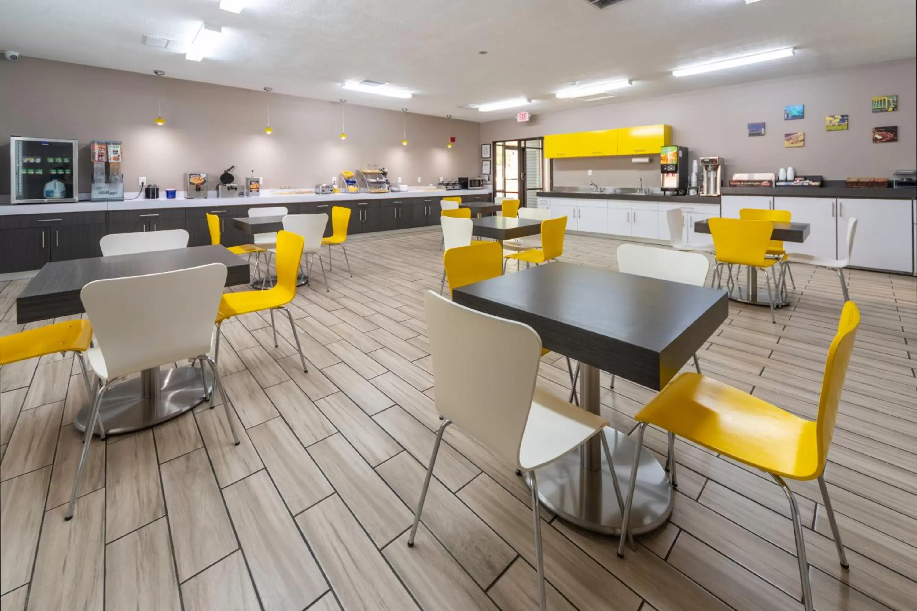 Continental breakfast, Restaurant/Places to Eat in BridgePointe Inn & Suites by BPhotels, Council Bluffs, Omaha Area