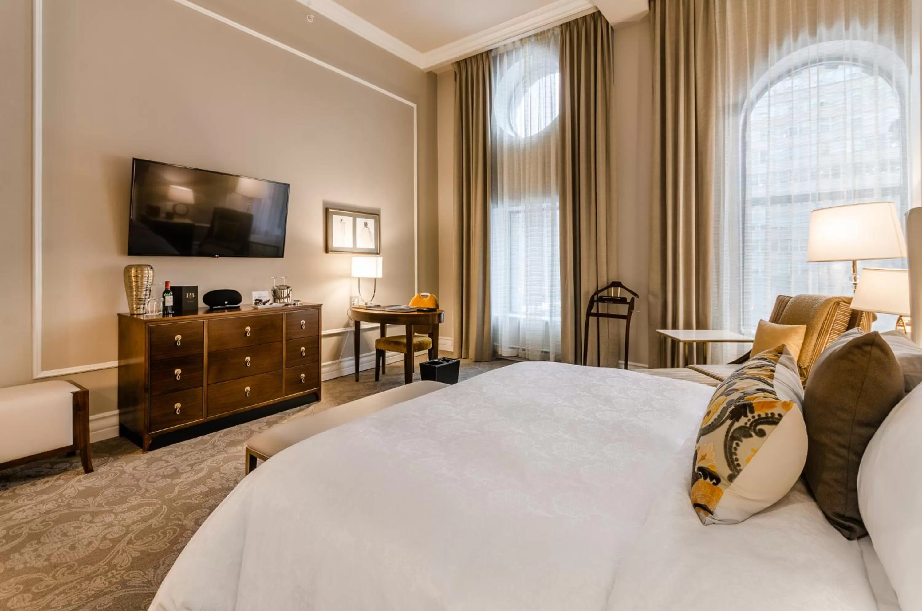 Photo of the whole room, Bed in Hôtel Birks Montréal