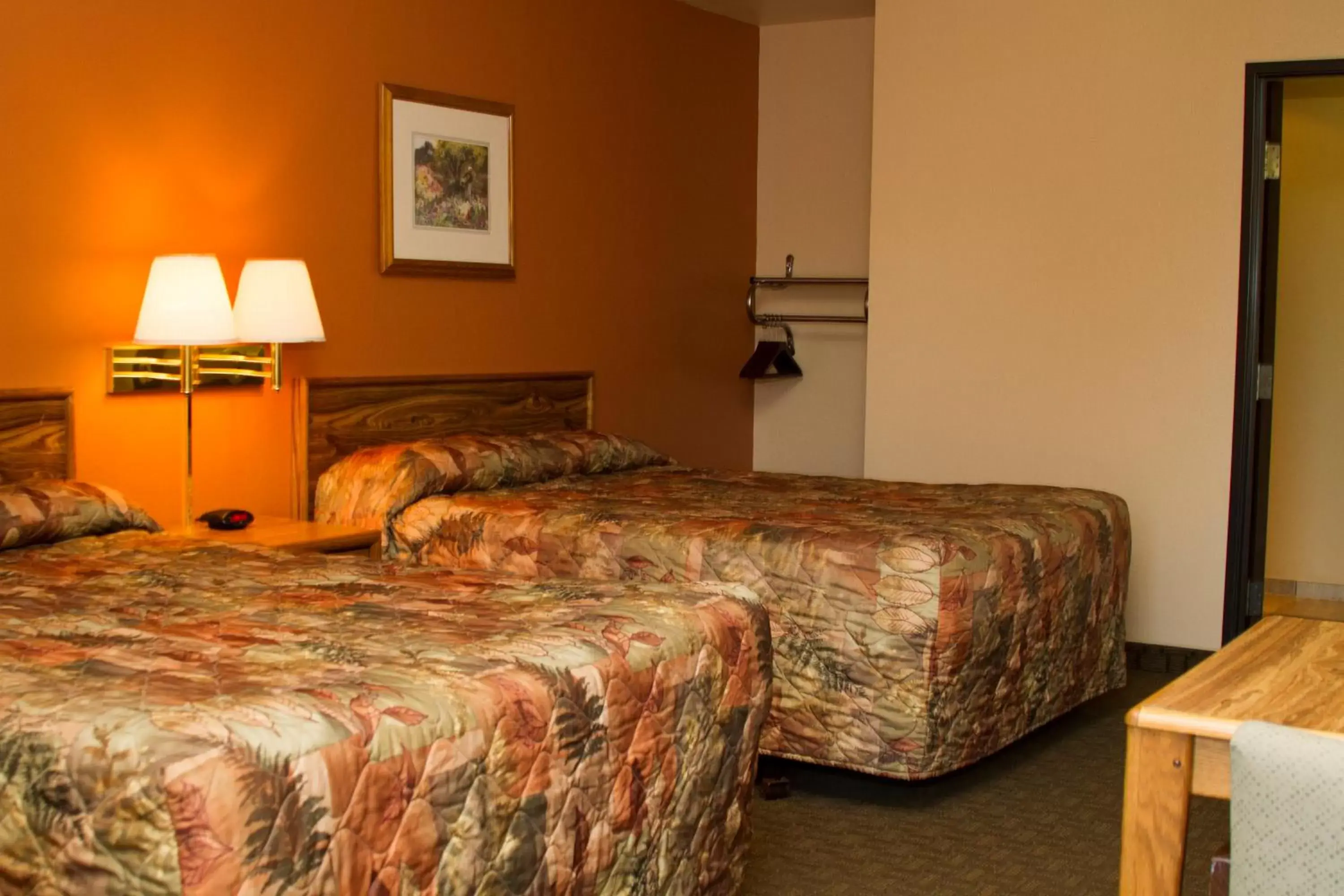 Bedroom, Bed in Cottonwood Inn & Suites