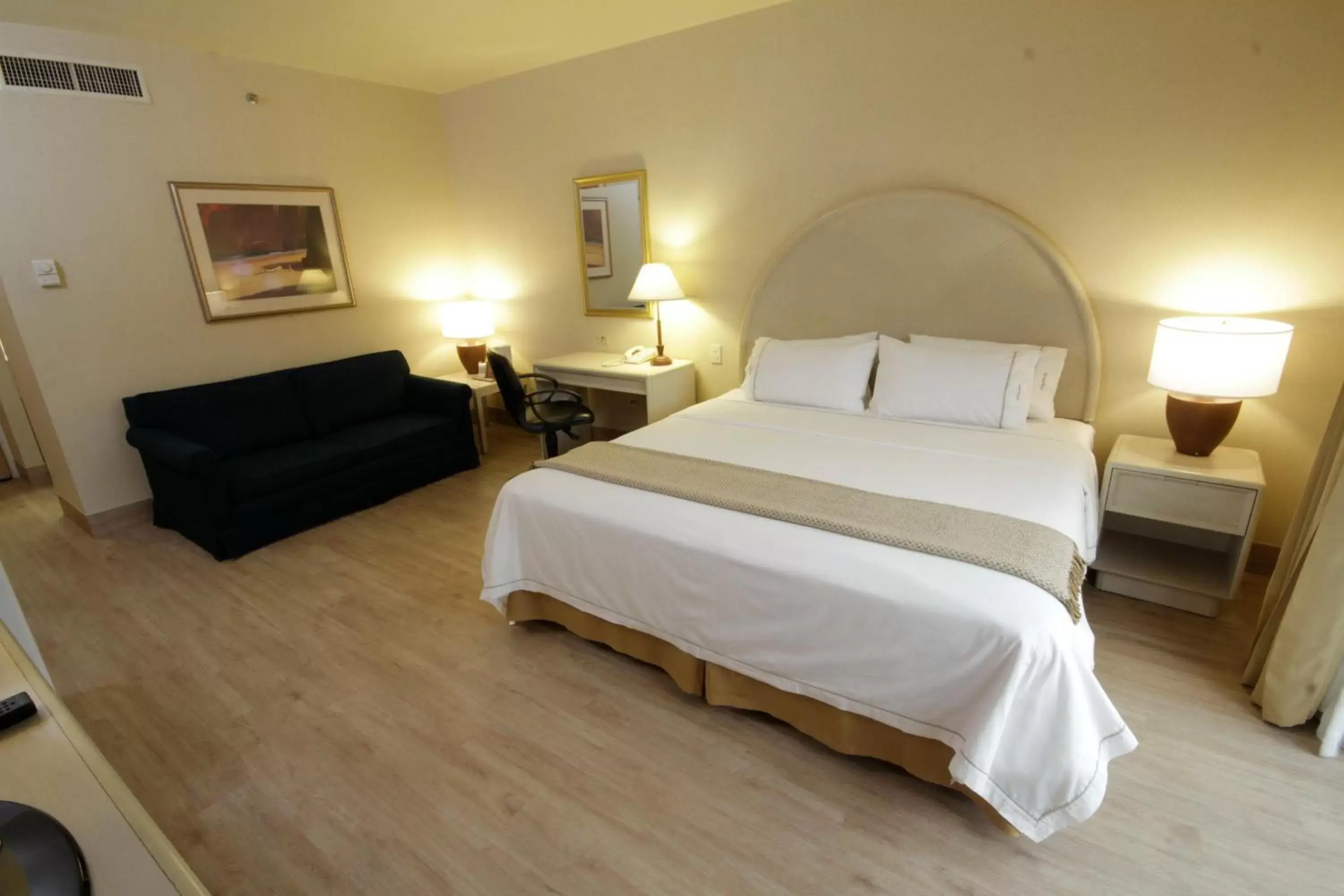 Photo of the whole room, Bed in Holiday Inn Express Torreon by IHG Photo of the whole room, Bed in Holiday Inn Express Torreon by IHG