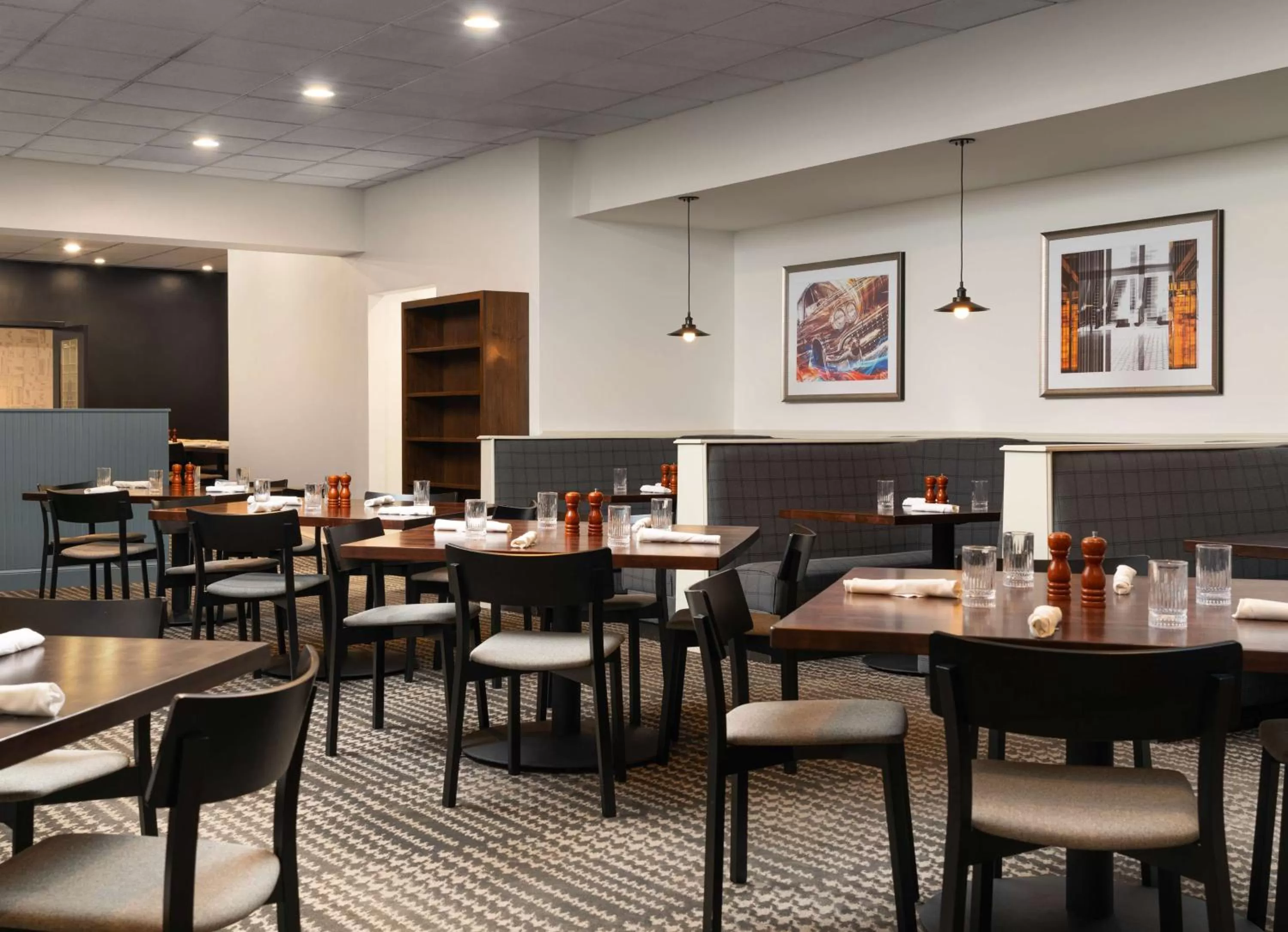 Restaurant/places to eat in DoubleTree by Hilton Pittsburgh Airport