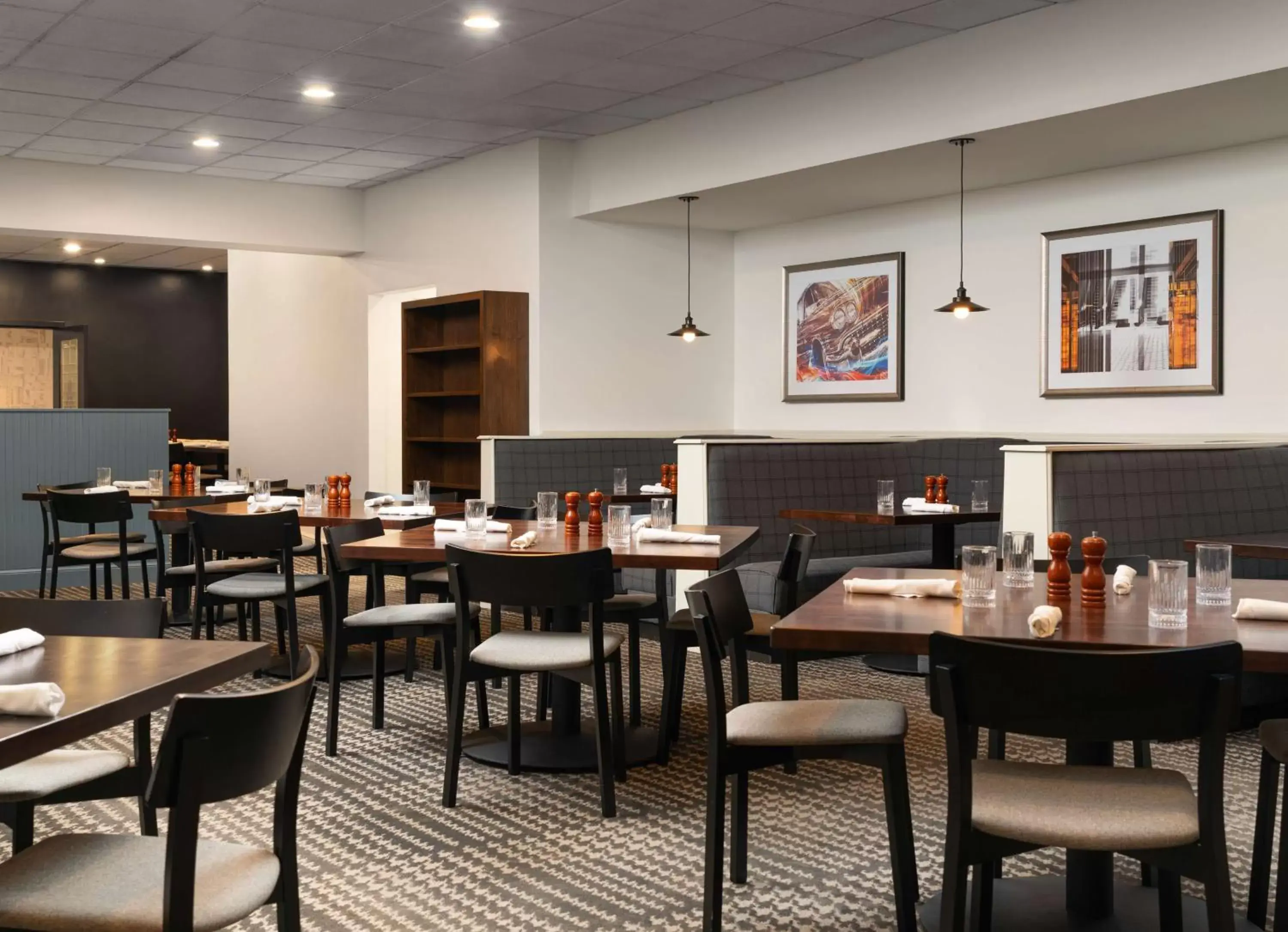 Restaurant/Places to Eat in DoubleTree by Hilton Pittsburgh Airport