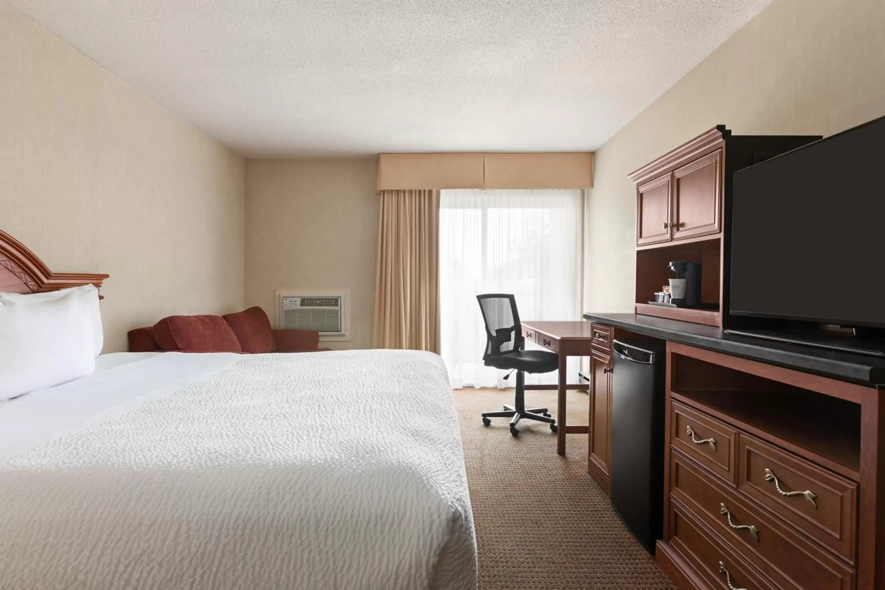 Photo of the whole room, Bed in Days Inn by Wyndham London