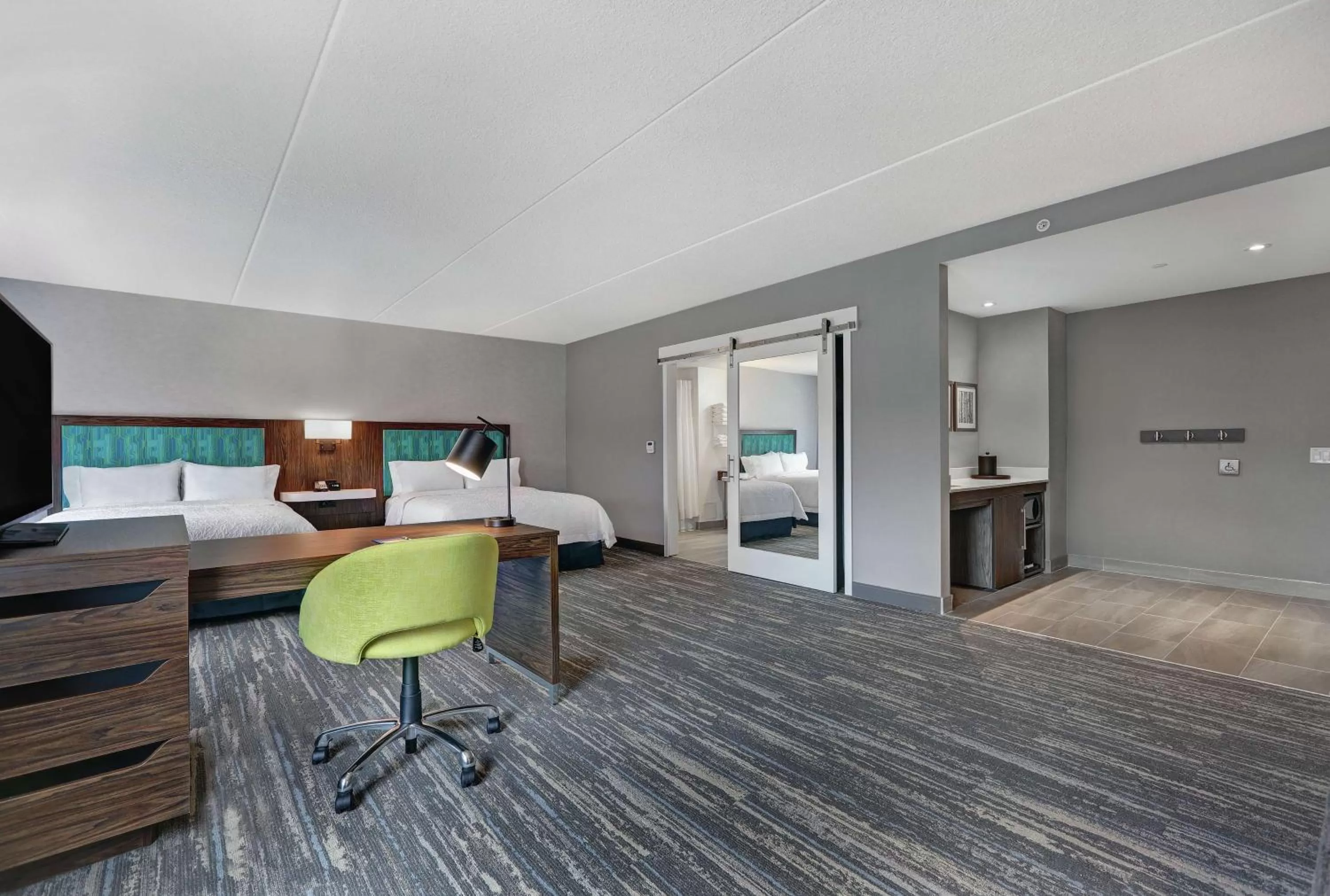 Bedroom, Bed in Hampton Inn Peterborough