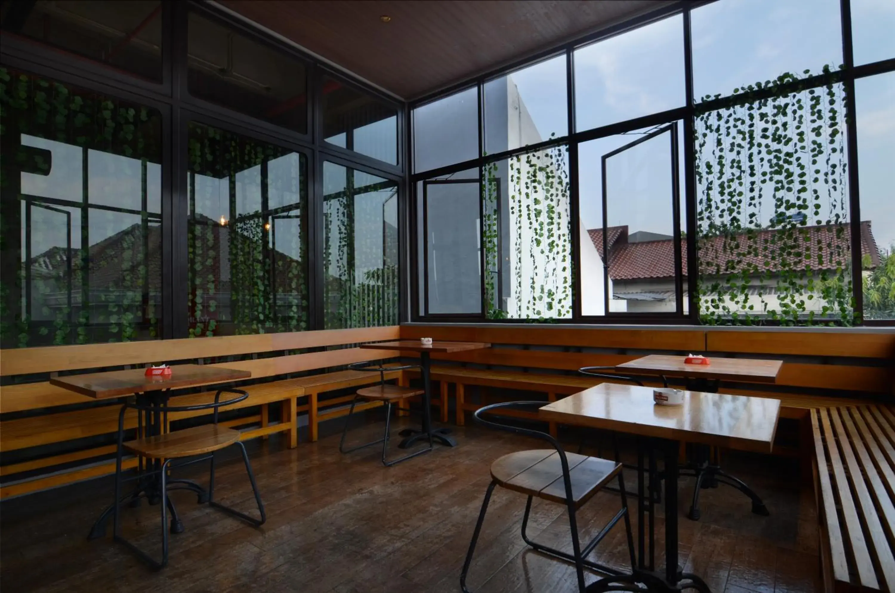 Restaurant/places to eat in Yello Hotel Jemursari Restaurant/places to eat in Yello Hotel Jemursari