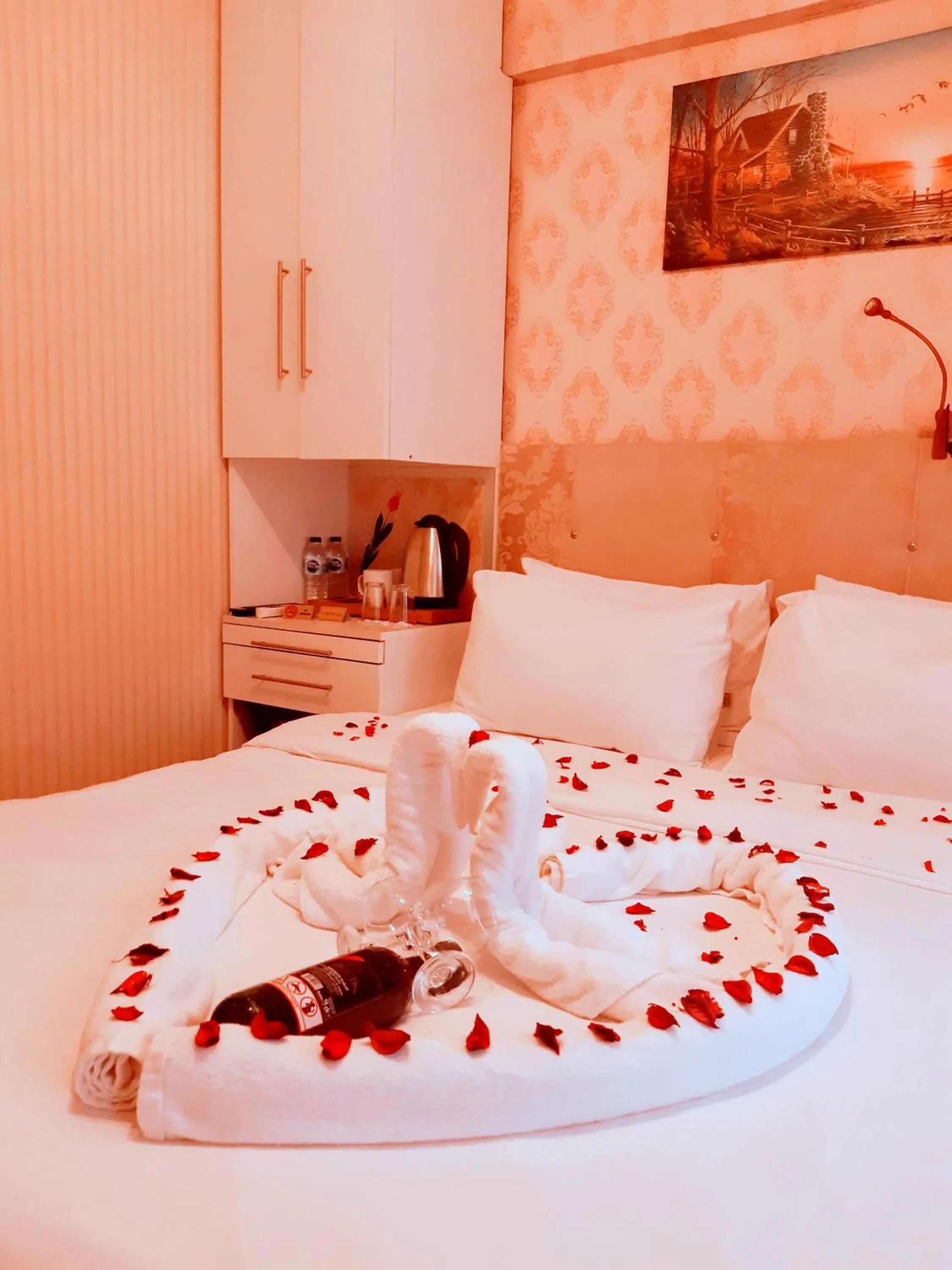 Coffee/tea facilities, Bed in Walnut Shell Hotel