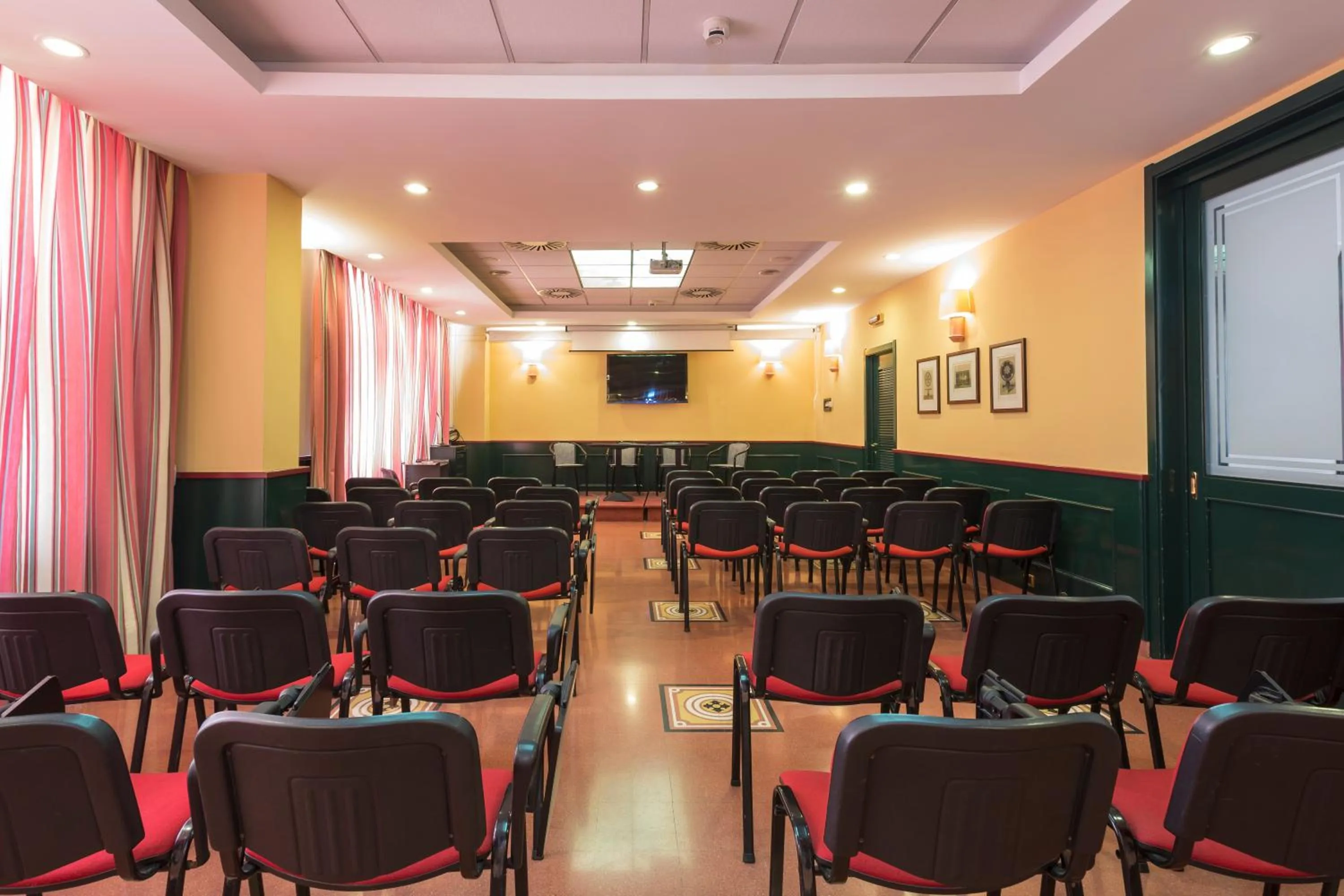 Communal lounge/ TV room in Hotel Montreal