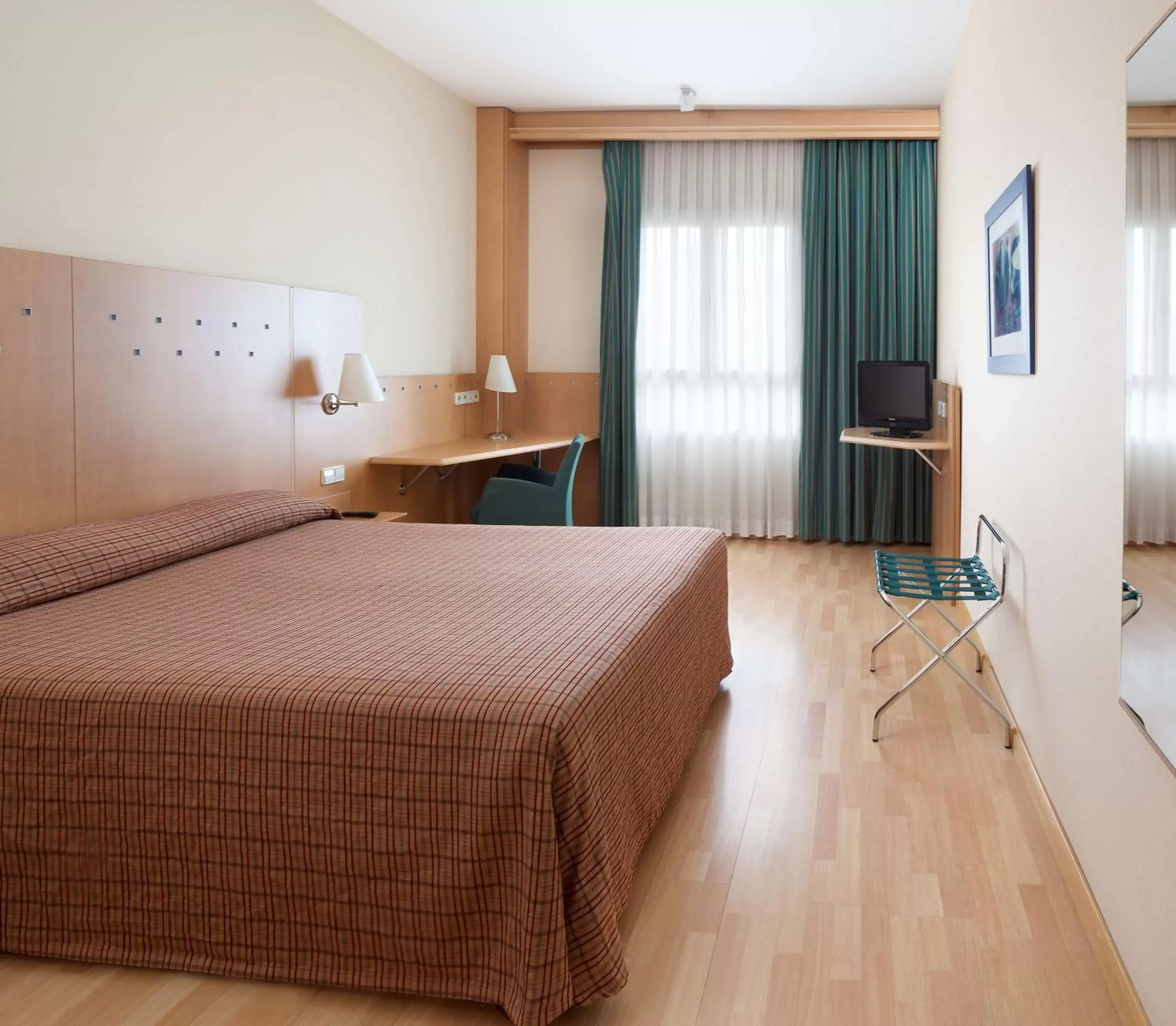 Photo of the whole room, Bed in NH Leganes