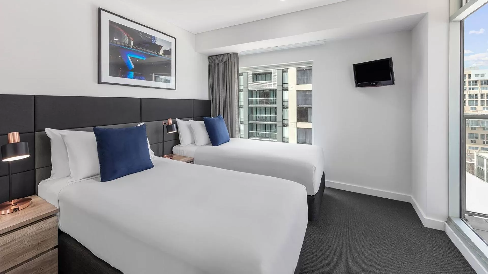 TV and multimedia, Bed in Oaks Adelaide Embassy Suites