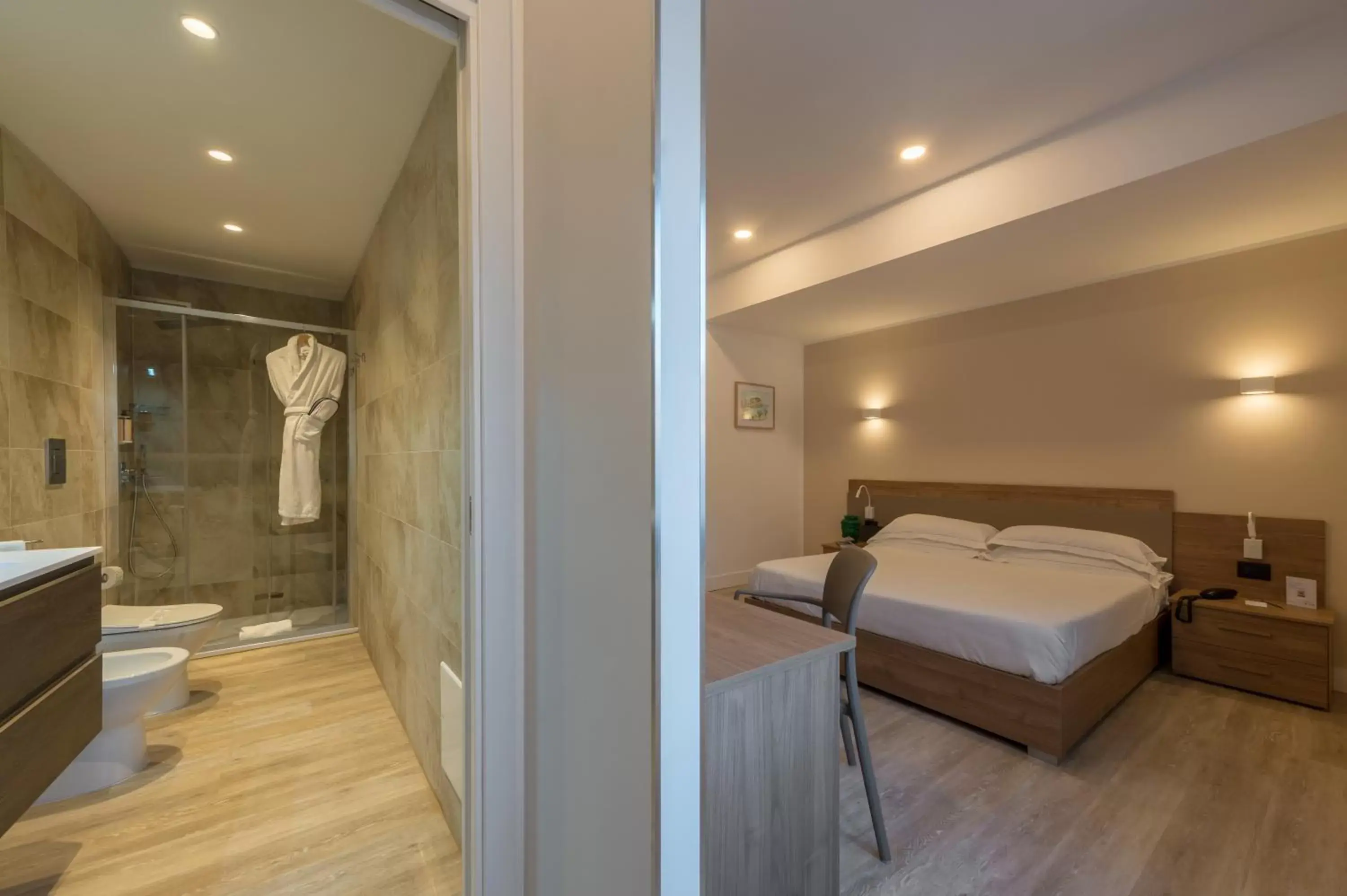 Bathroom, Bed in Mercure Palermo Centro