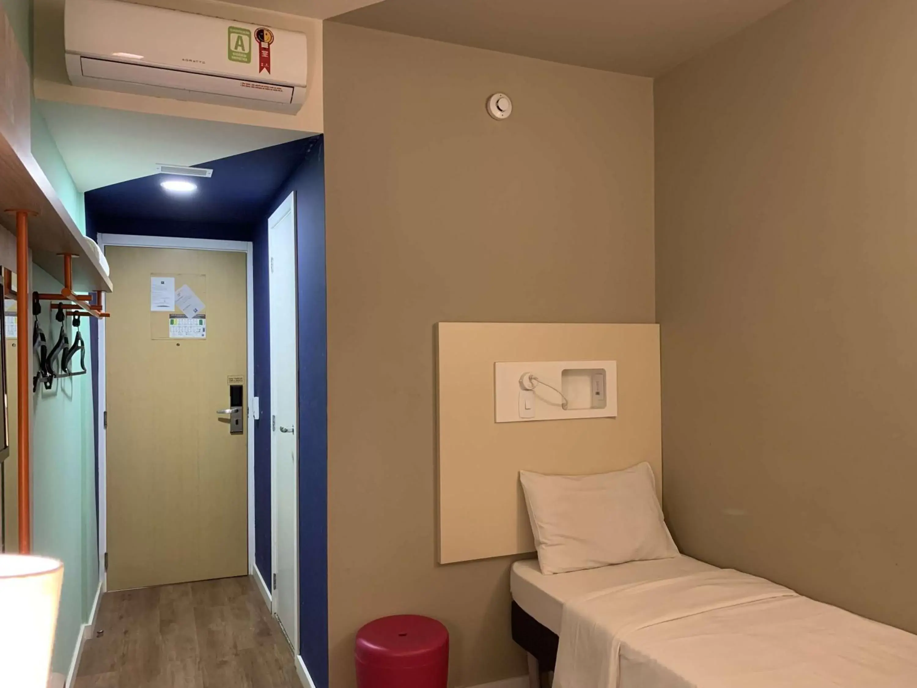 Bedroom, Bathroom in ibis budget Muriae