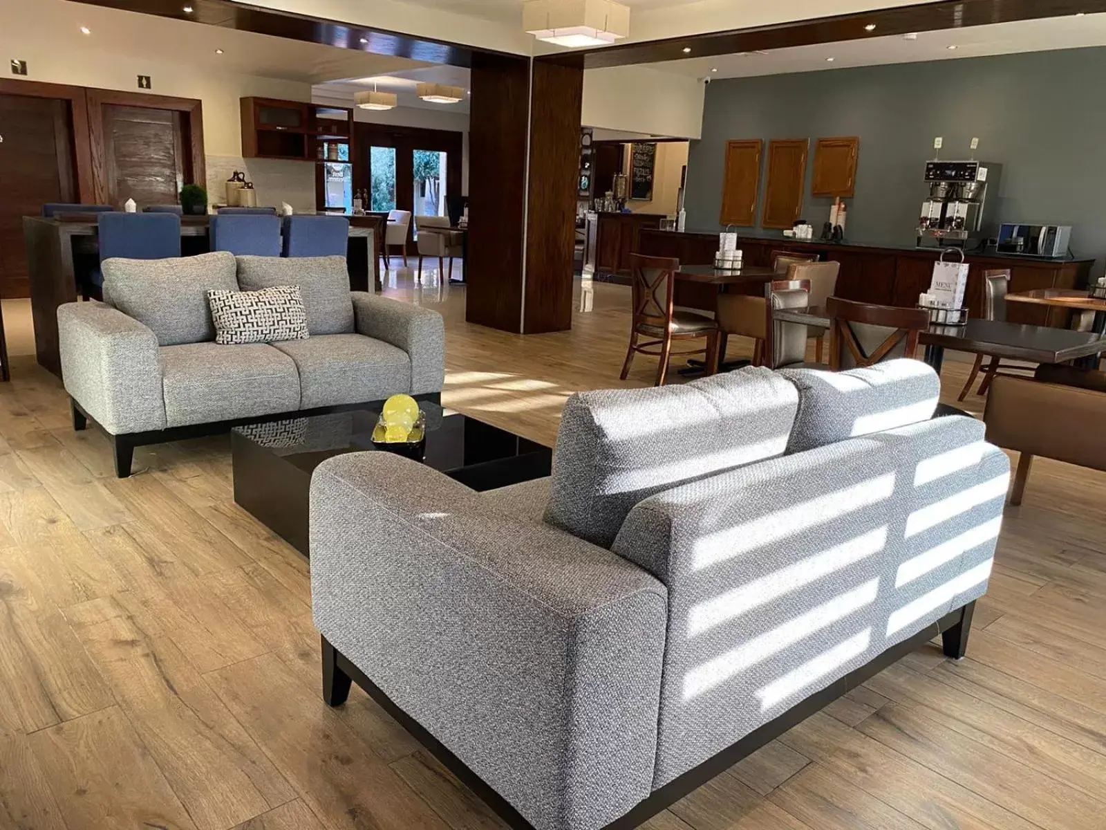 Lobby or reception, Lounge/Bar in Best Western Plus Chihuahua Aeropuerto