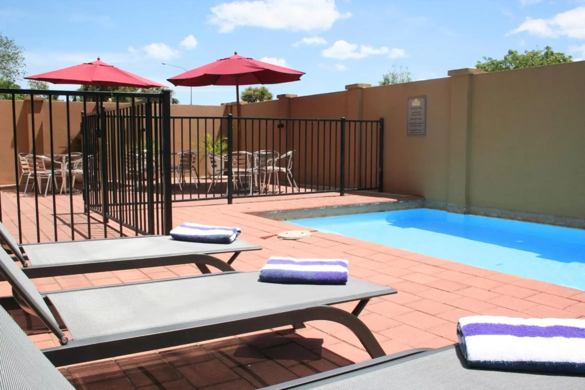 Swimming Pool in Ventura Inn & Suites Hamilton