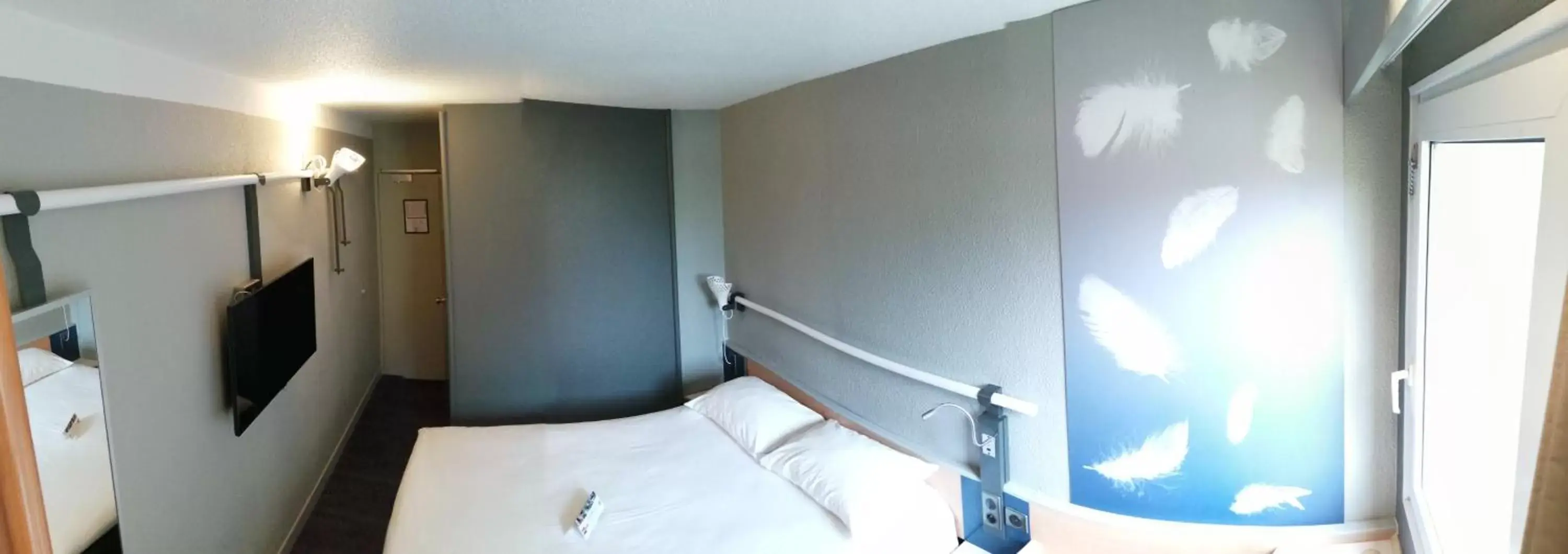 Photo of the whole room, Bed in ibis Auxerre Sud
