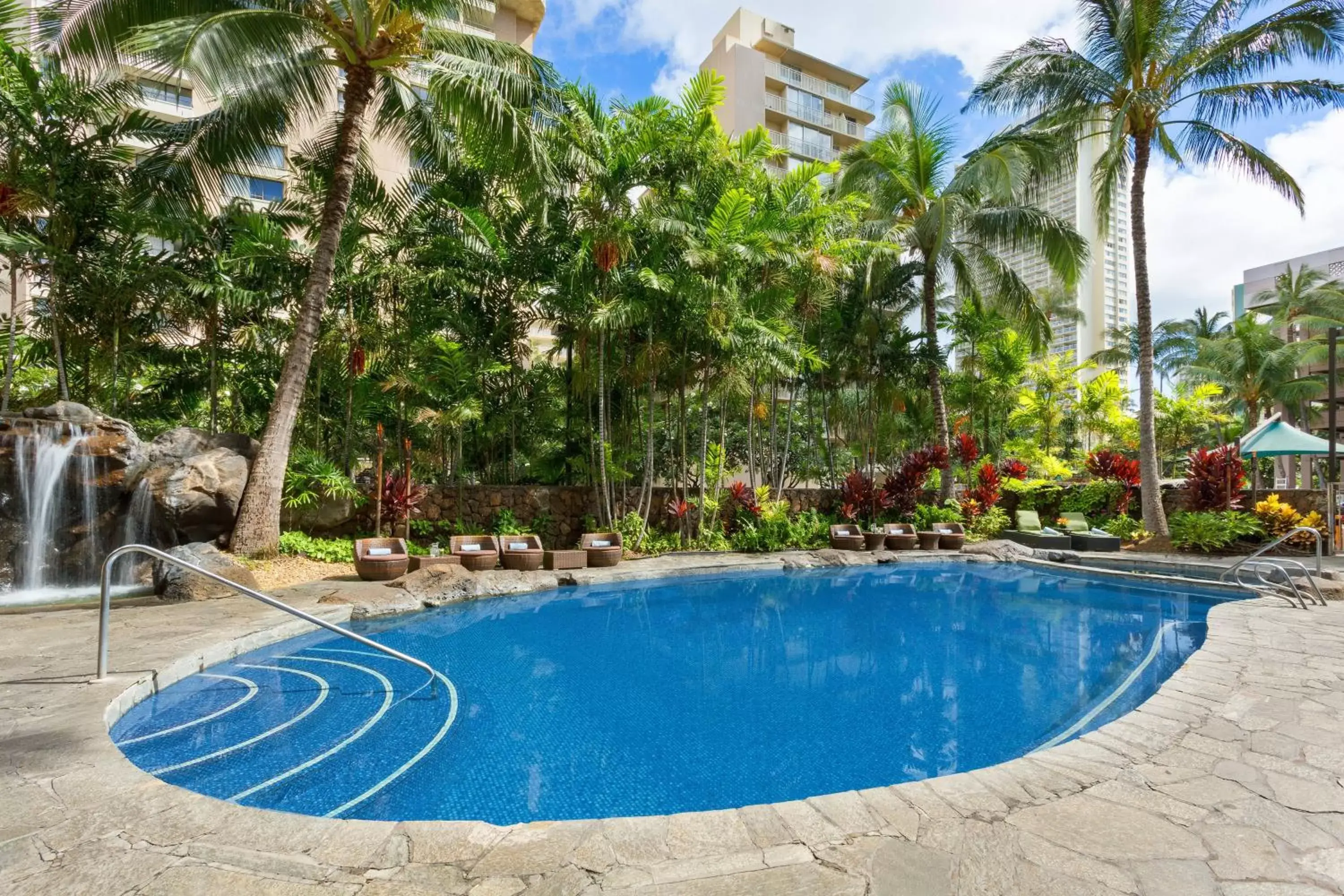 Swimming Pool in Courtyard by Marriott Waikiki Beach