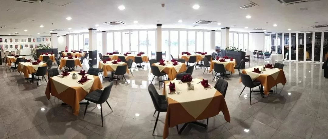 Restaurant/places to eat in CHRISTEE SUITES HOTEL
