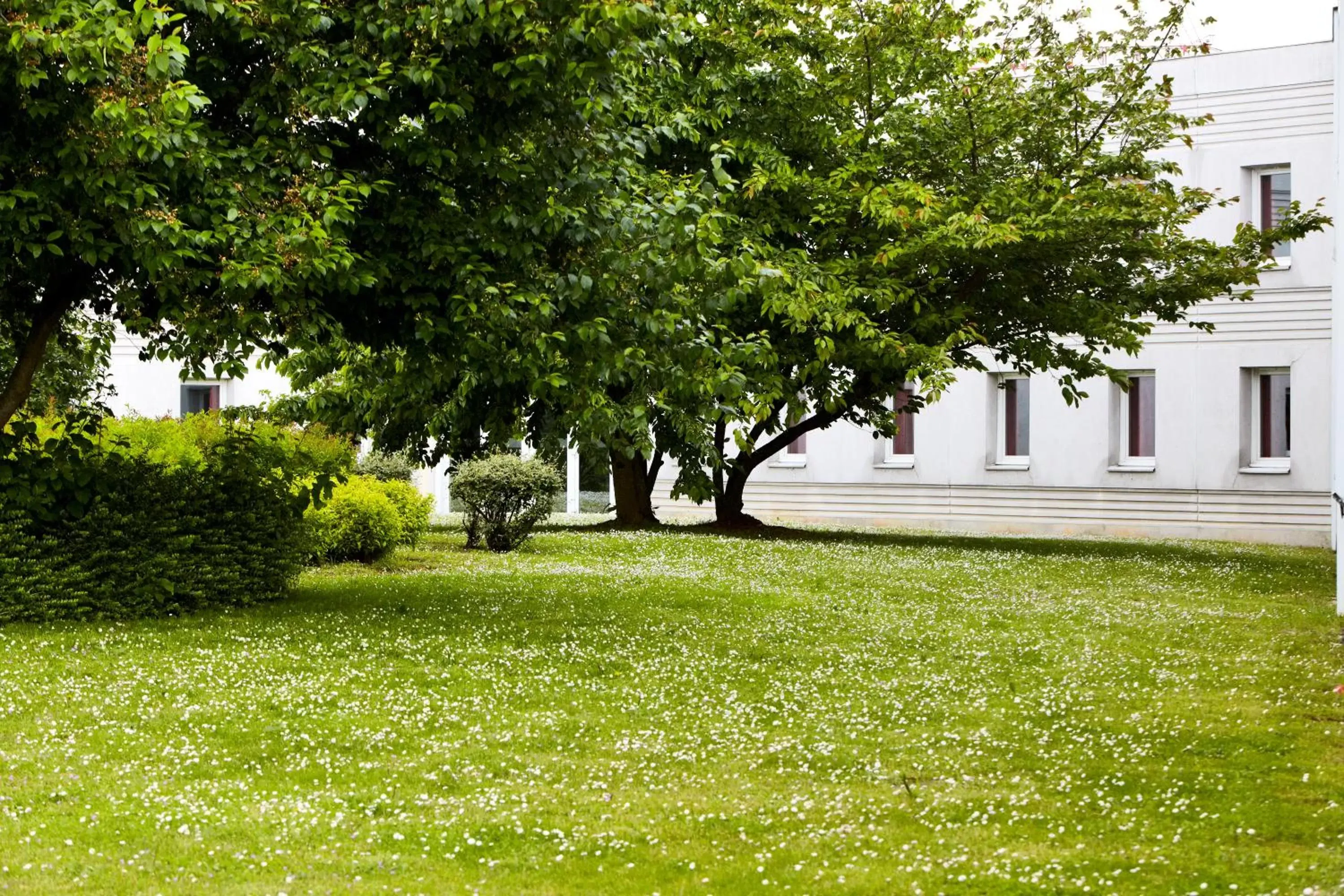 Facade/entrance, Garden in Premiere Classe Roissy CDG - Paris Nord 2 - Parc des Expositions