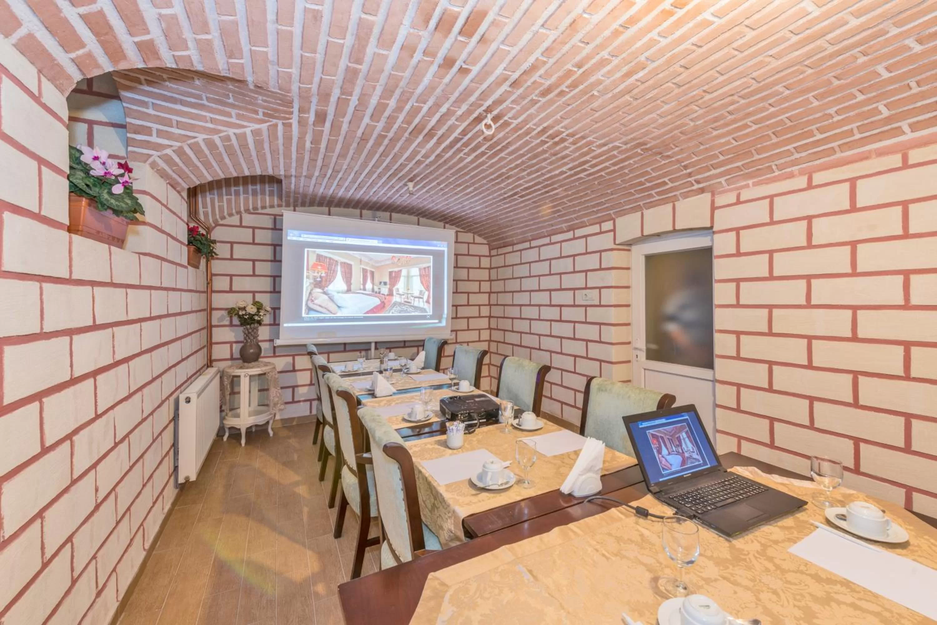 Restaurant/places to eat in Enderun Hotel Istanbul