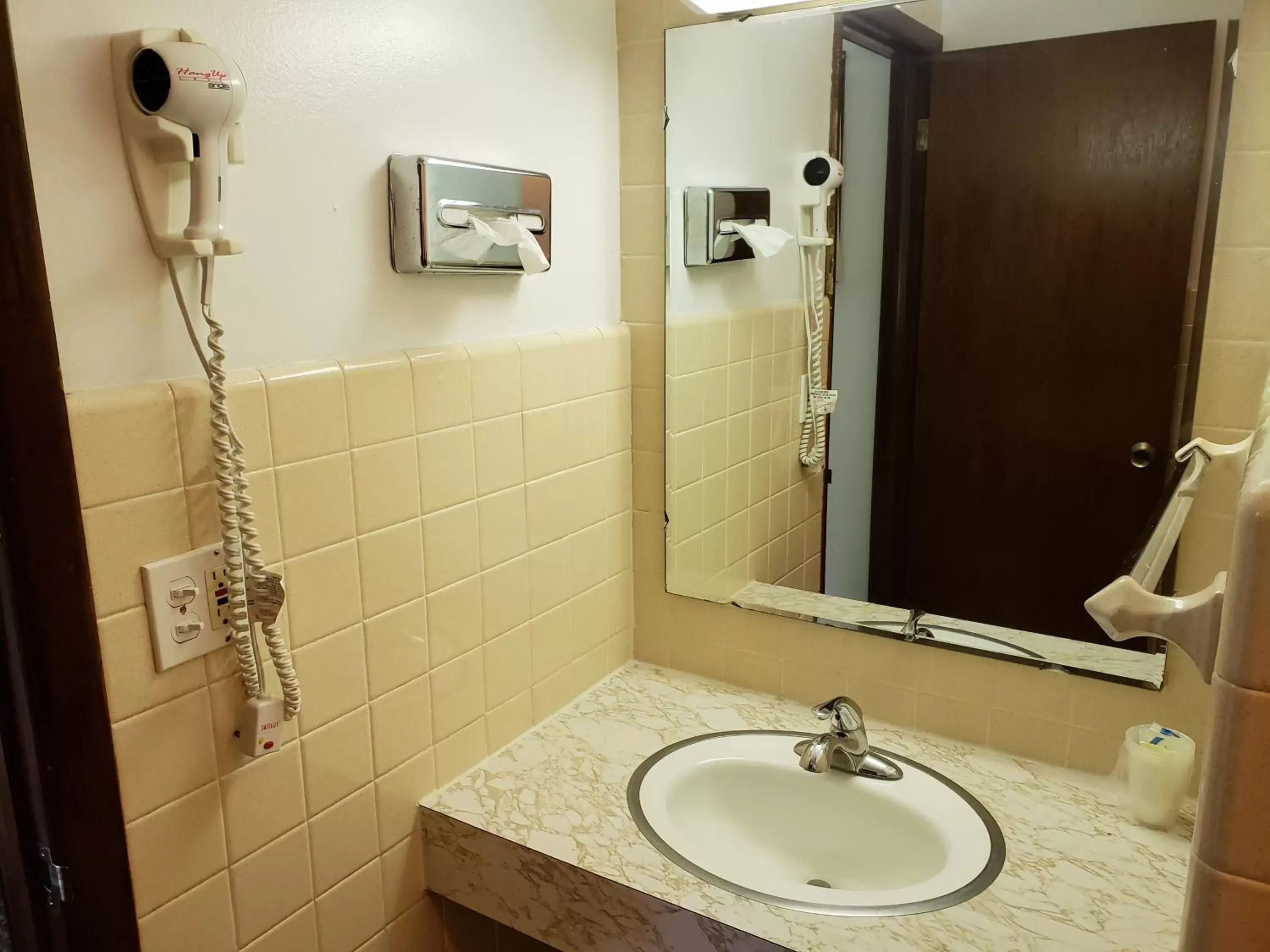 Bathroom in Spinning Wheel Motel