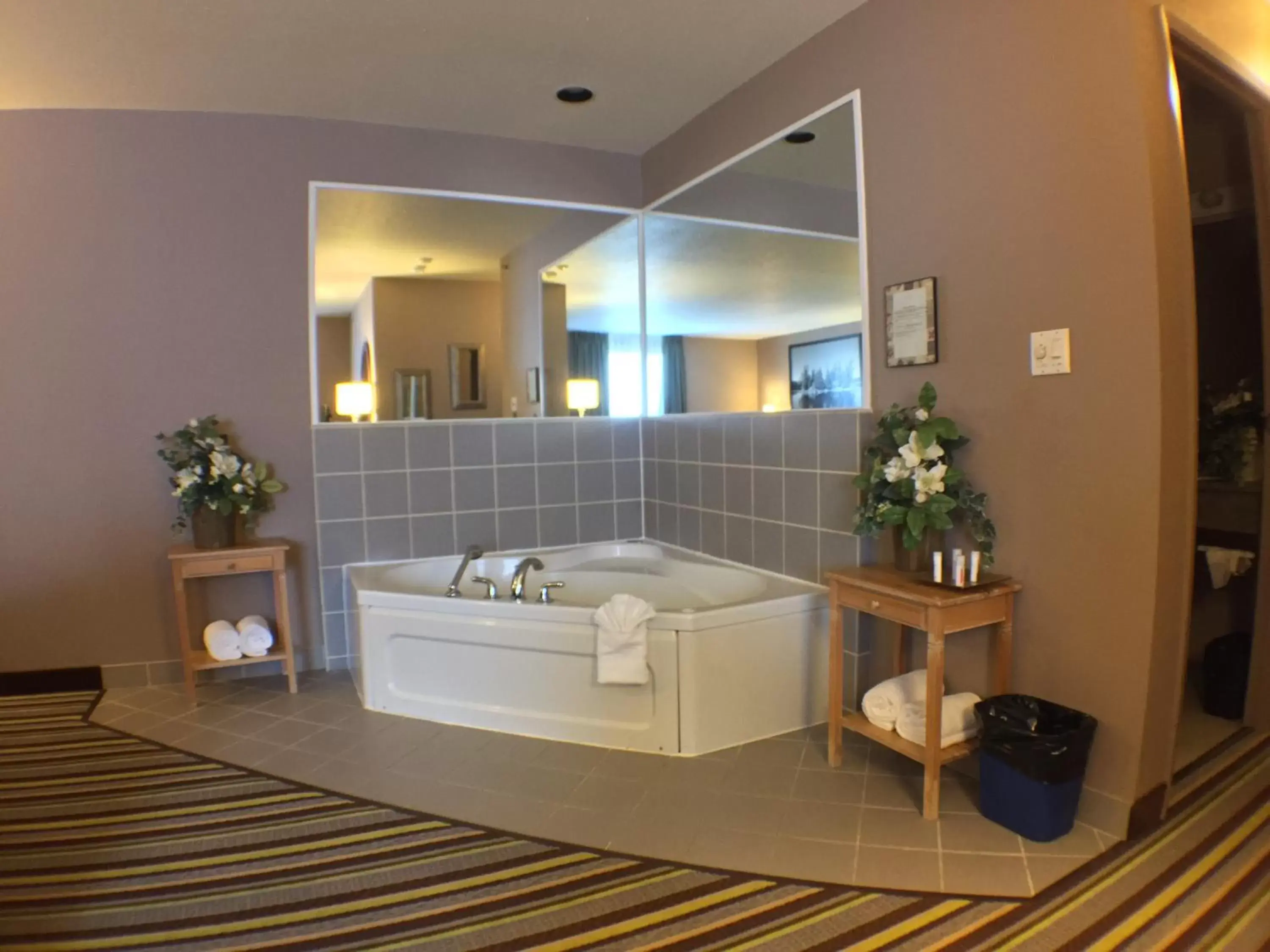 Photo of the whole room, Bathroom in Super 8 by Wyndham Kenora