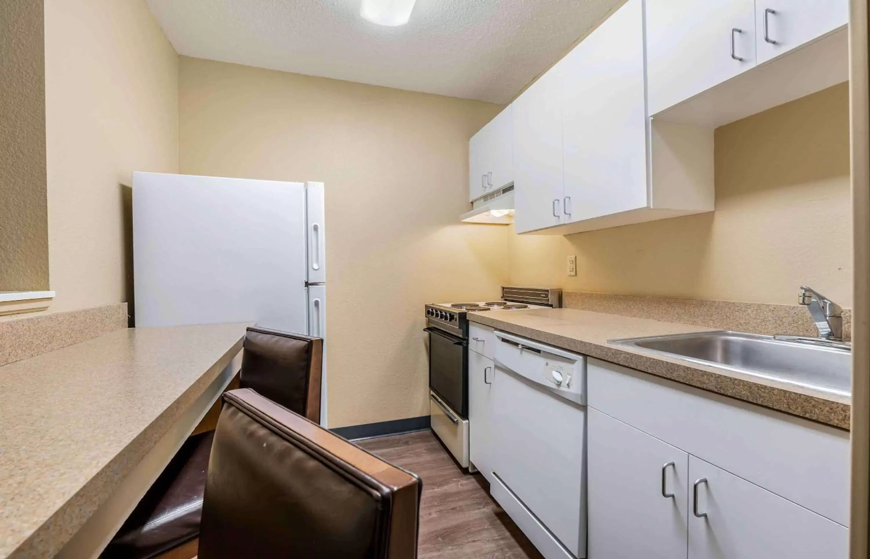 Bedroom, Kitchen/Kitchenette in Extended Stay America Suites - Evansville - East