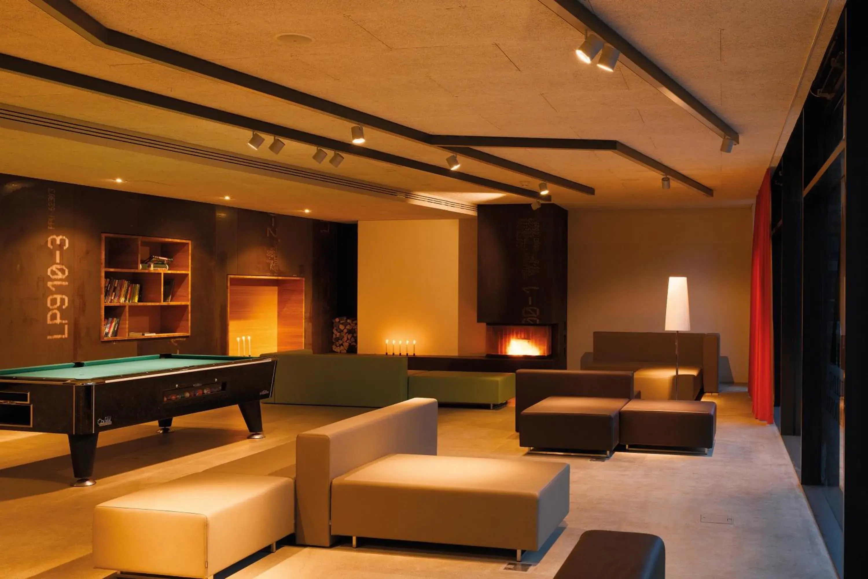 Communal lounge/ TV room, Billiards in Interlaken Youth Hostel