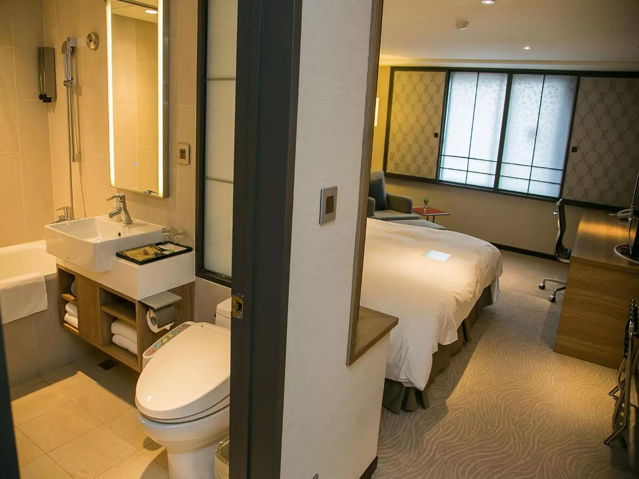 Photo of the whole room, Bathroom in Royal Inn Taipei Nanxi - MRT Zhongshan Station