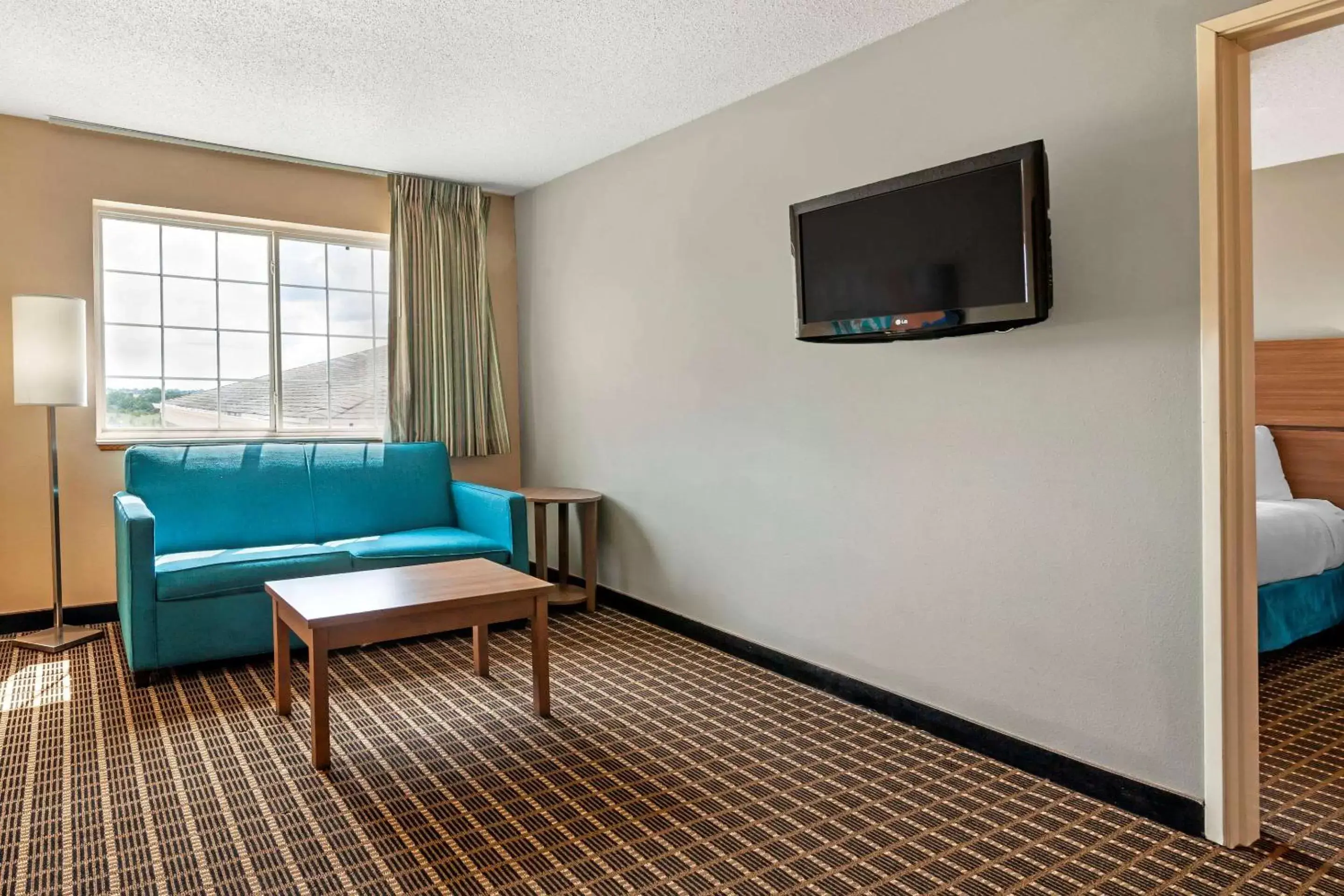 Bedroom, TV/Entertainment Center in MainStay Suites Dubuque at Hwy 20