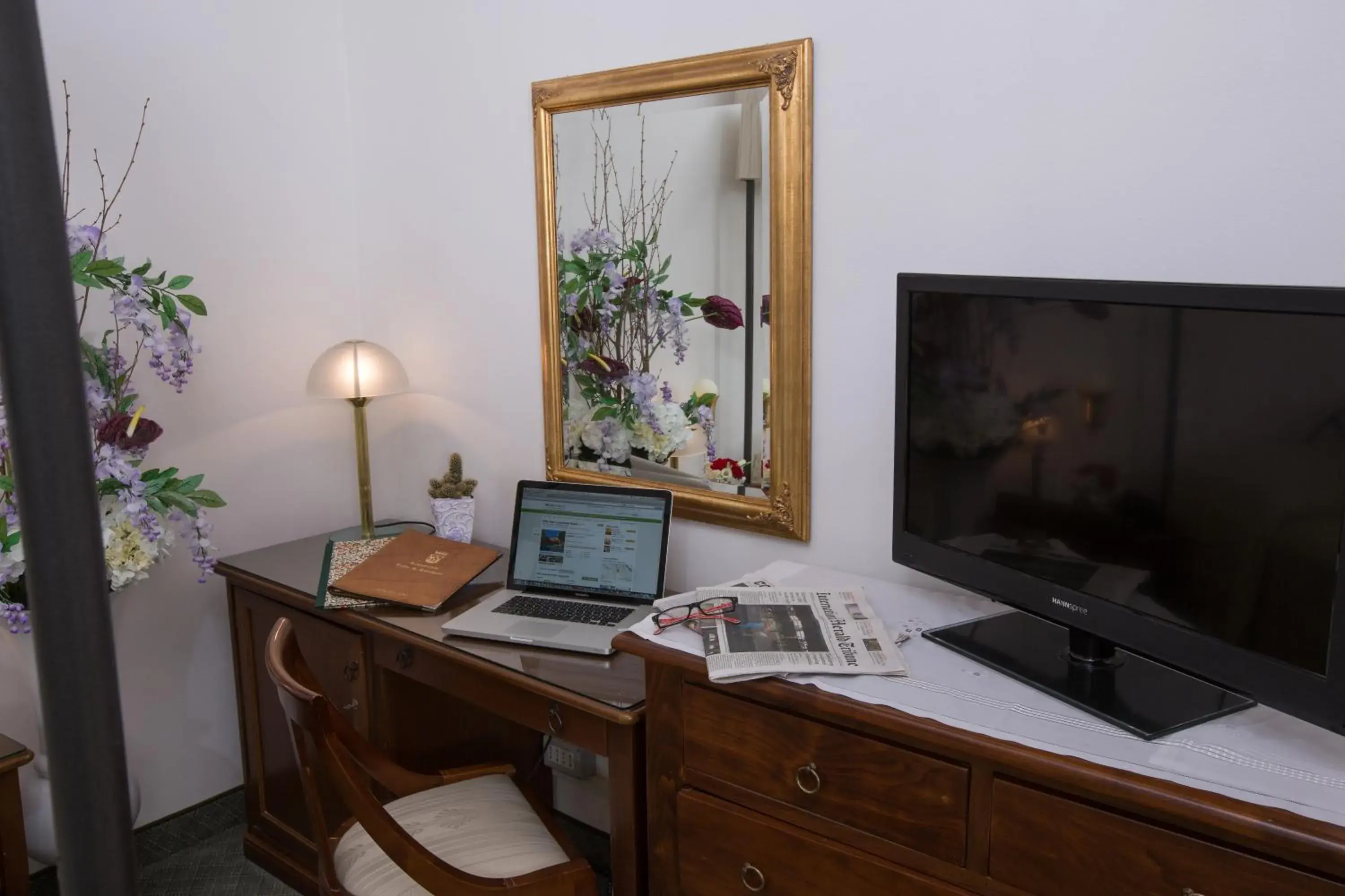 TV and multimedia, TV/Entertainment Center in Hotel Villa San Lucchese