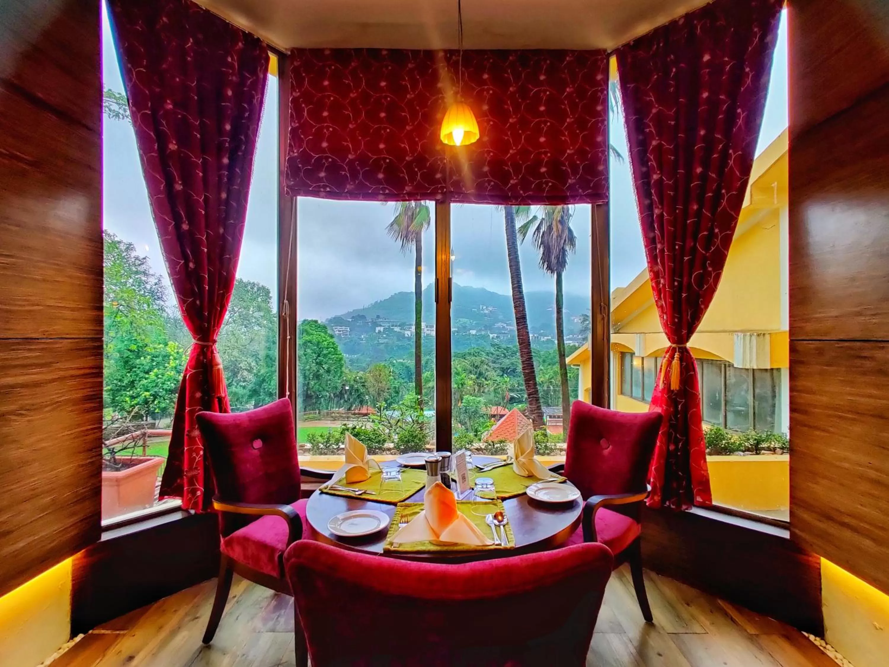 Restaurant/places to eat in Fariyas Resort Lonavala