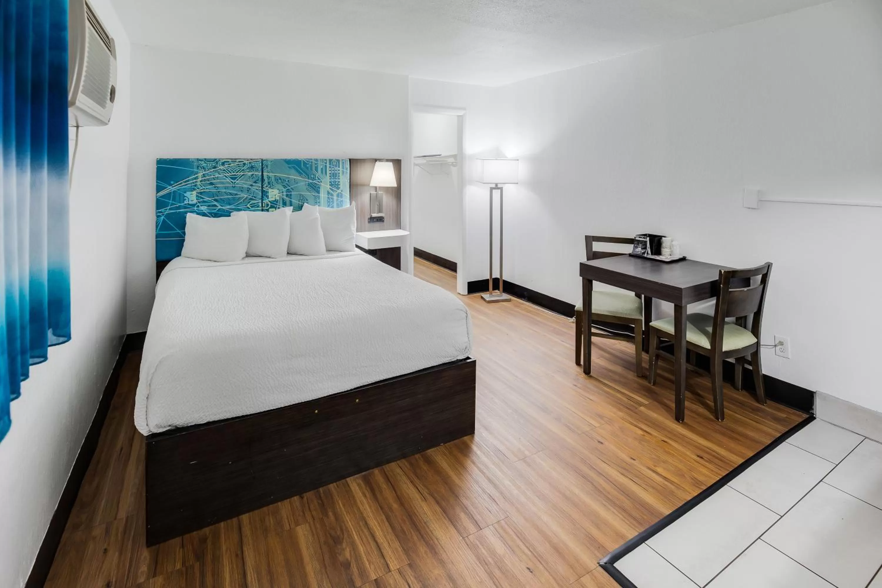 Bedroom, Bed in Tropical Seas Hotel