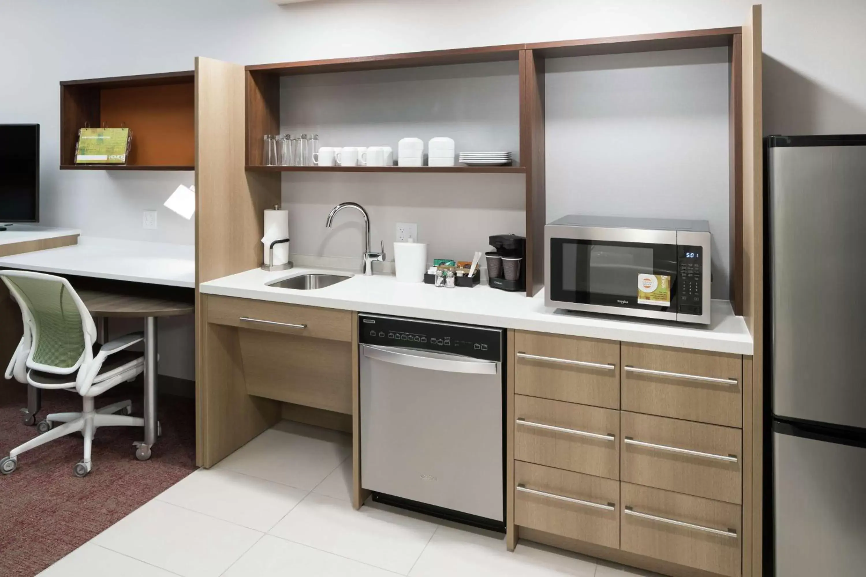 Bedroom, Kitchen/Kitchenette in Home2 Suites By Hilton Orlando Airport