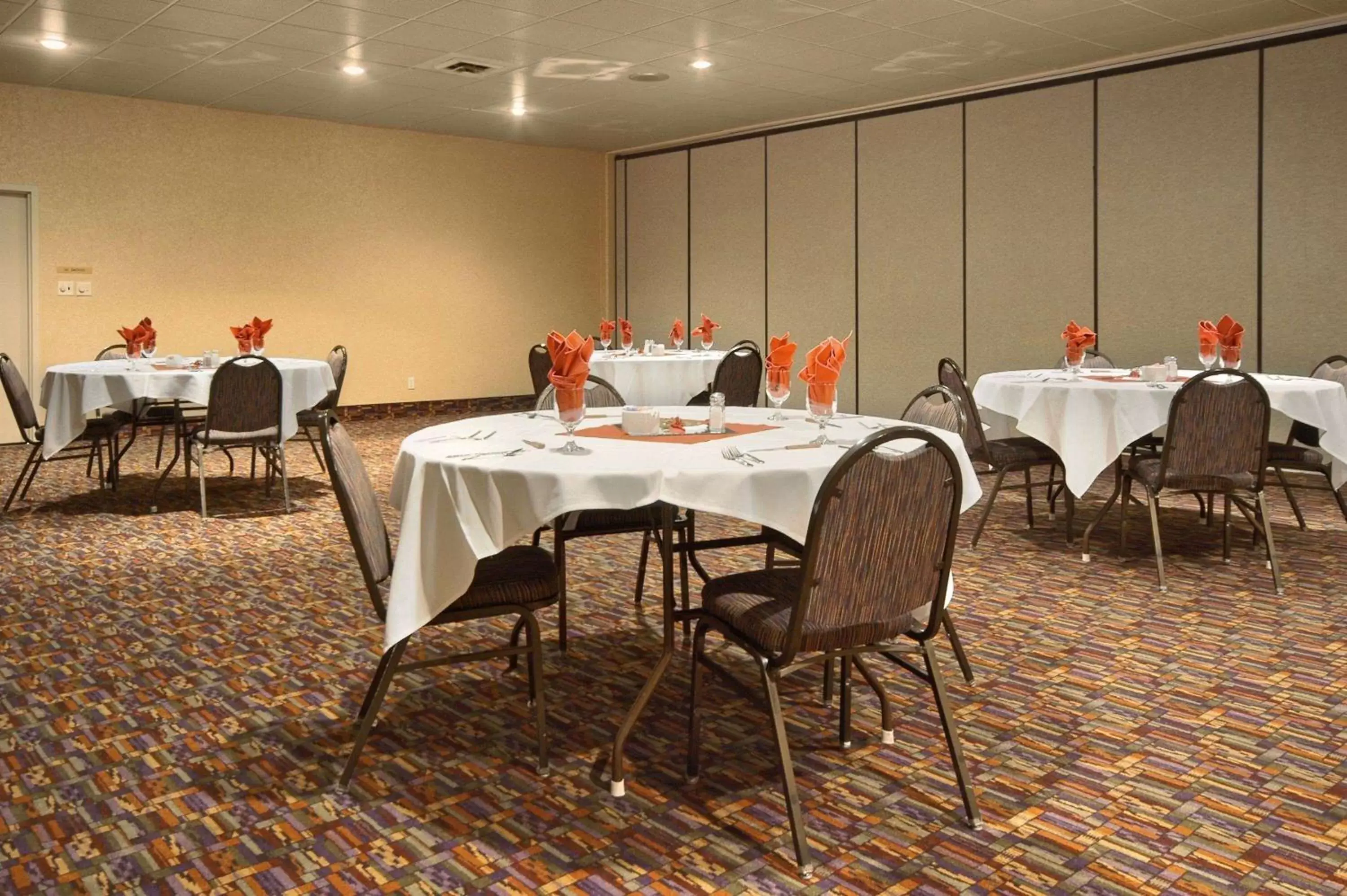 Meeting/conference room, Restaurant/Places to Eat in Ramada by Wyndham Sterling