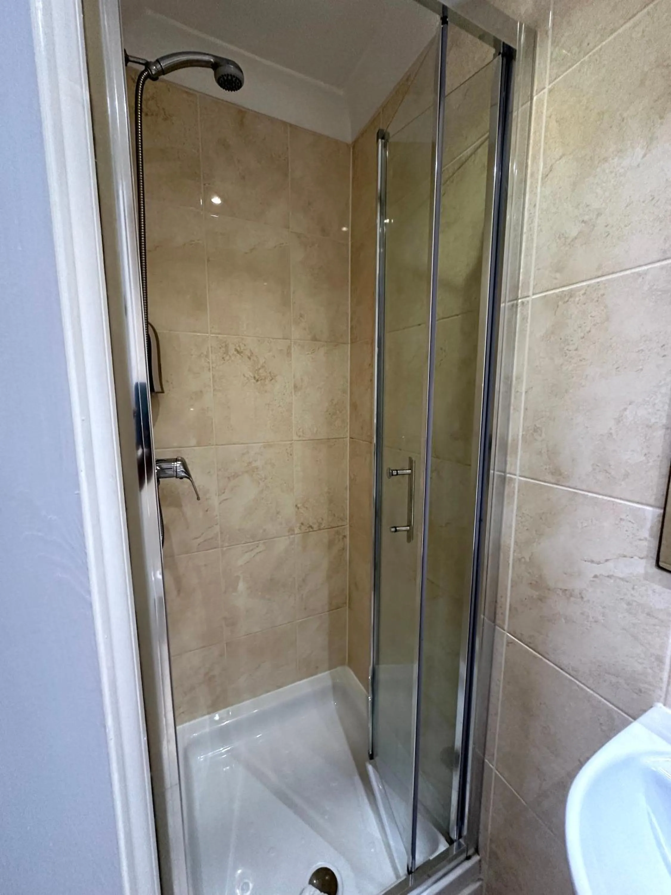 Shower in Gainsborough Lodge