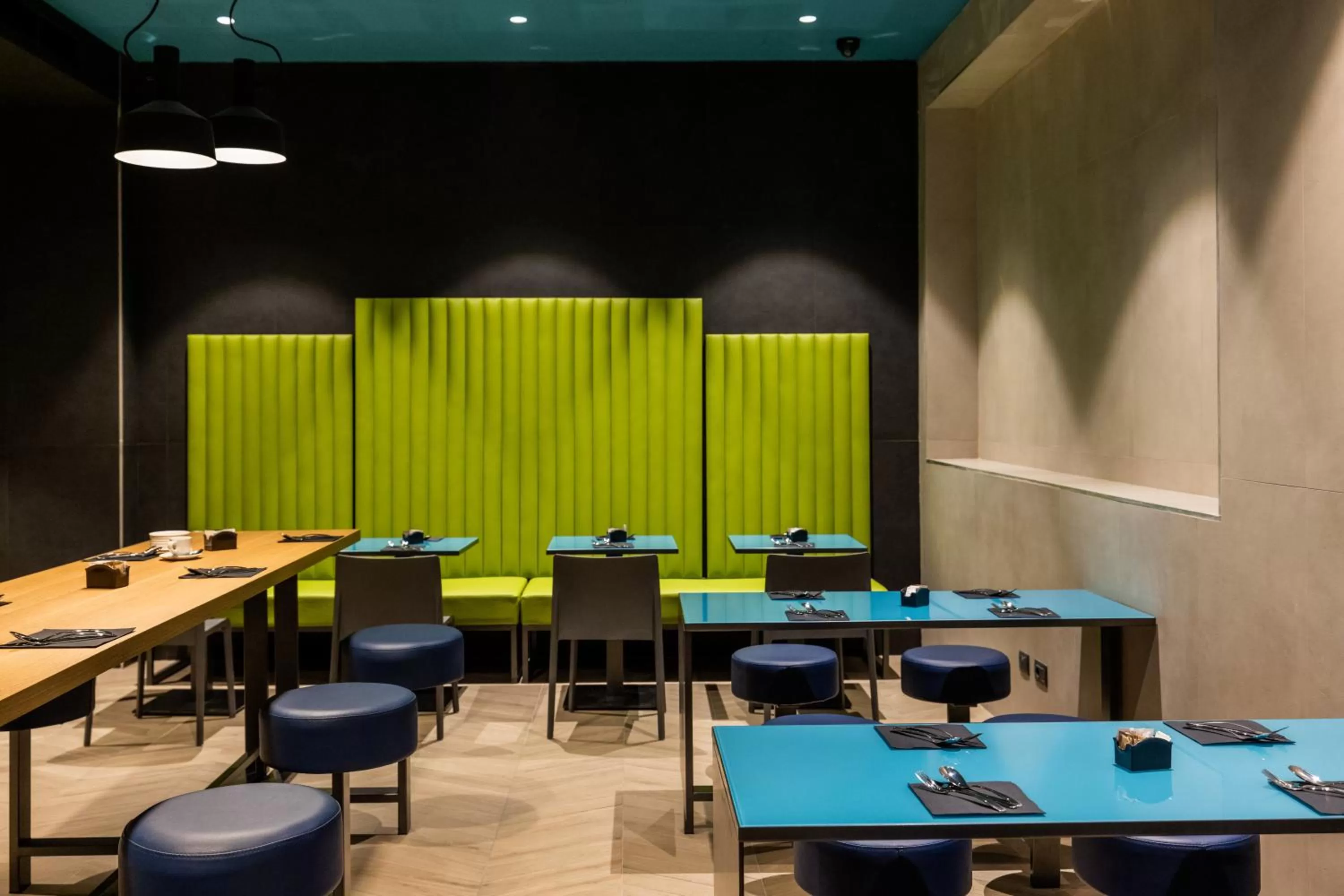 Restaurant/places to eat in Smart Hotel Central