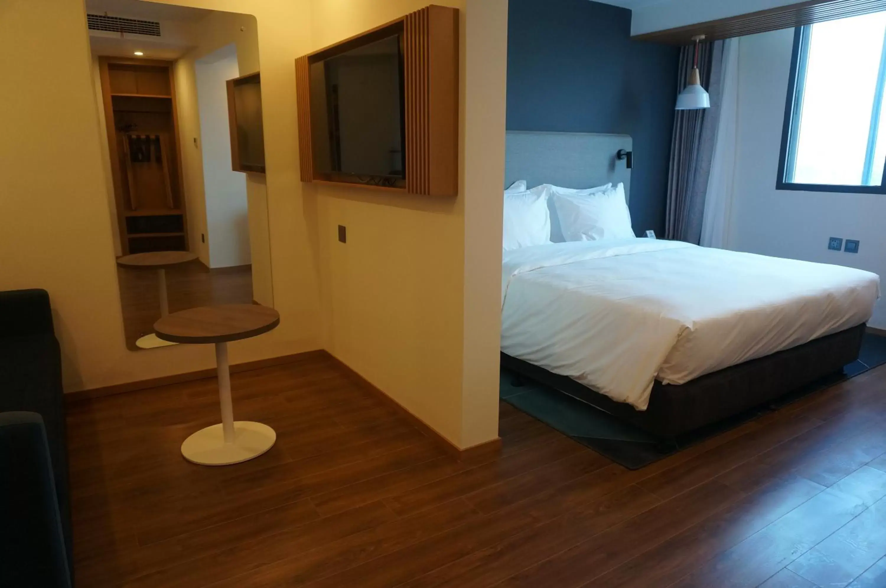 Bedroom, Bed in Holiday Inn Express Qingdao City Center, an IHG Hotel