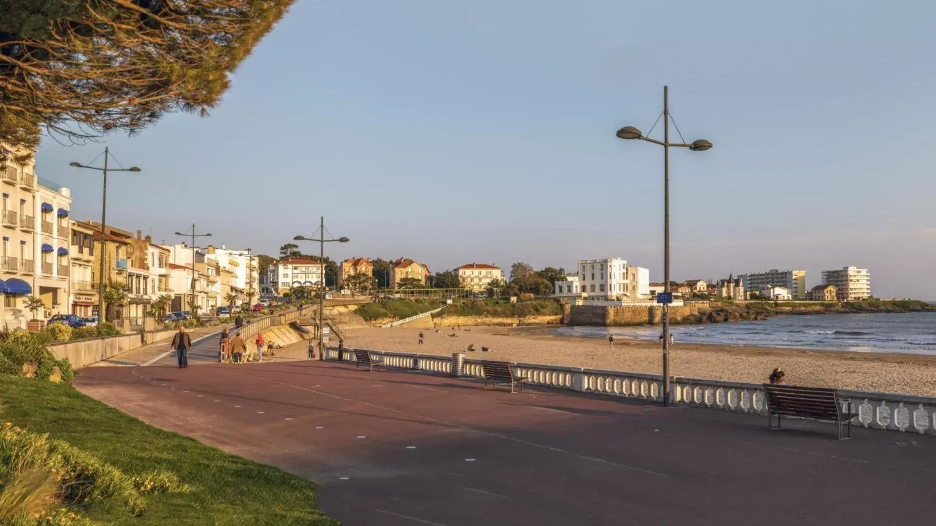 Neighbourhood in CERISE Royan - Le Grand Hôtel de la Plage