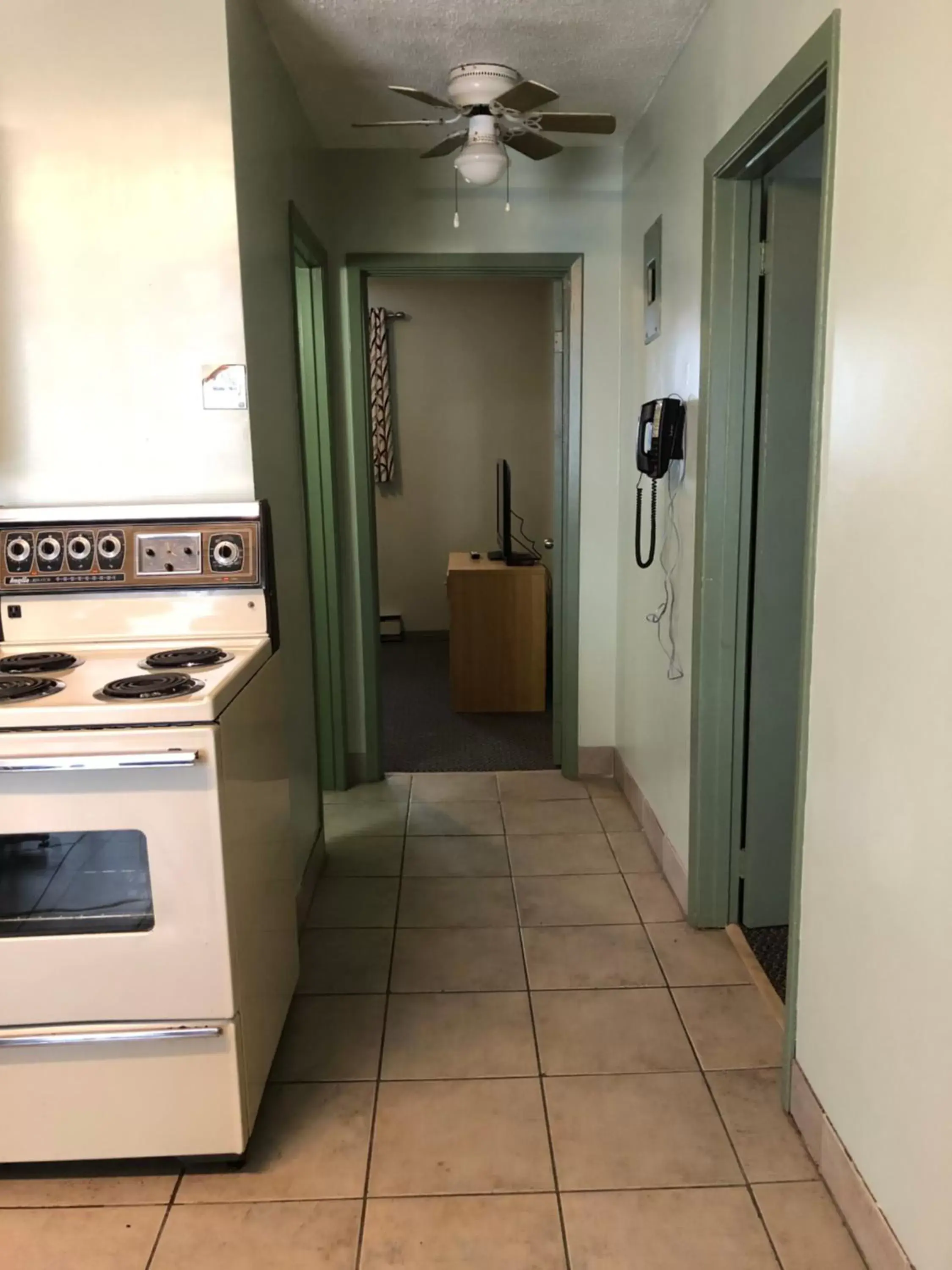 Kitchen/Kitchenette in Chimo Motel