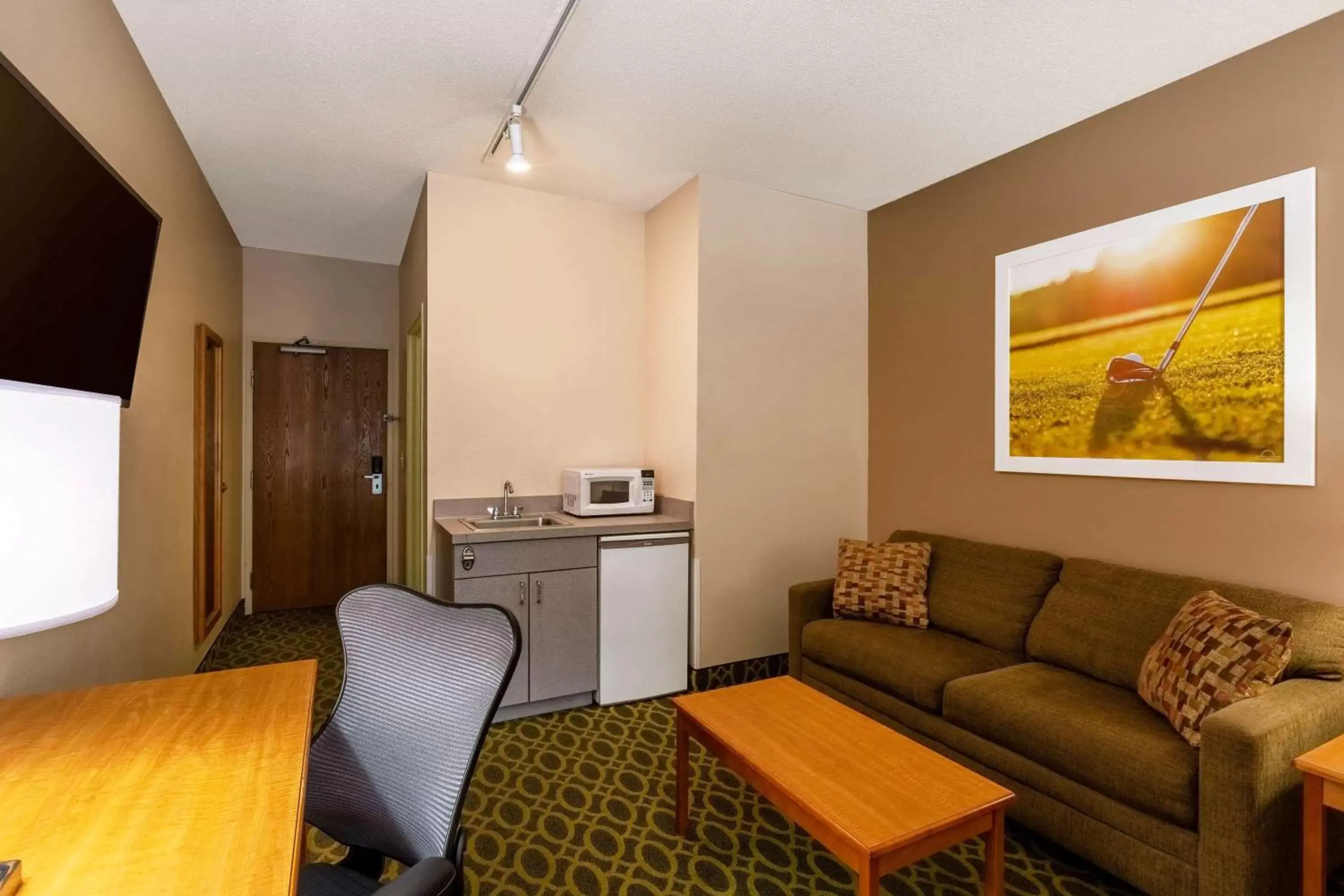 Photo of the whole room, Seating Area in Days Inn & Suites by Wyndham Madison