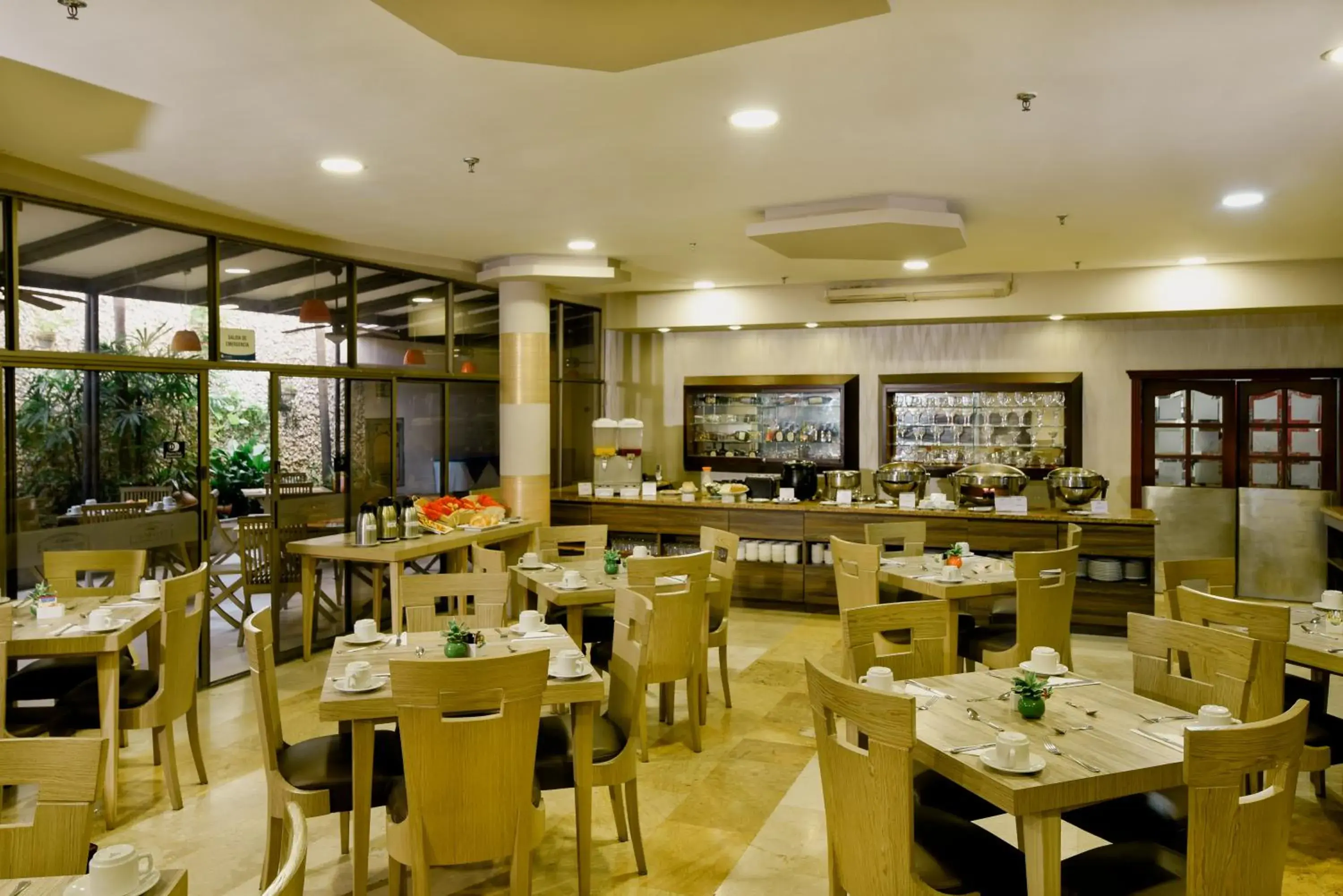 Restaurant/Places to Eat in Howard Johnson Hotel Versalles Barranquilla