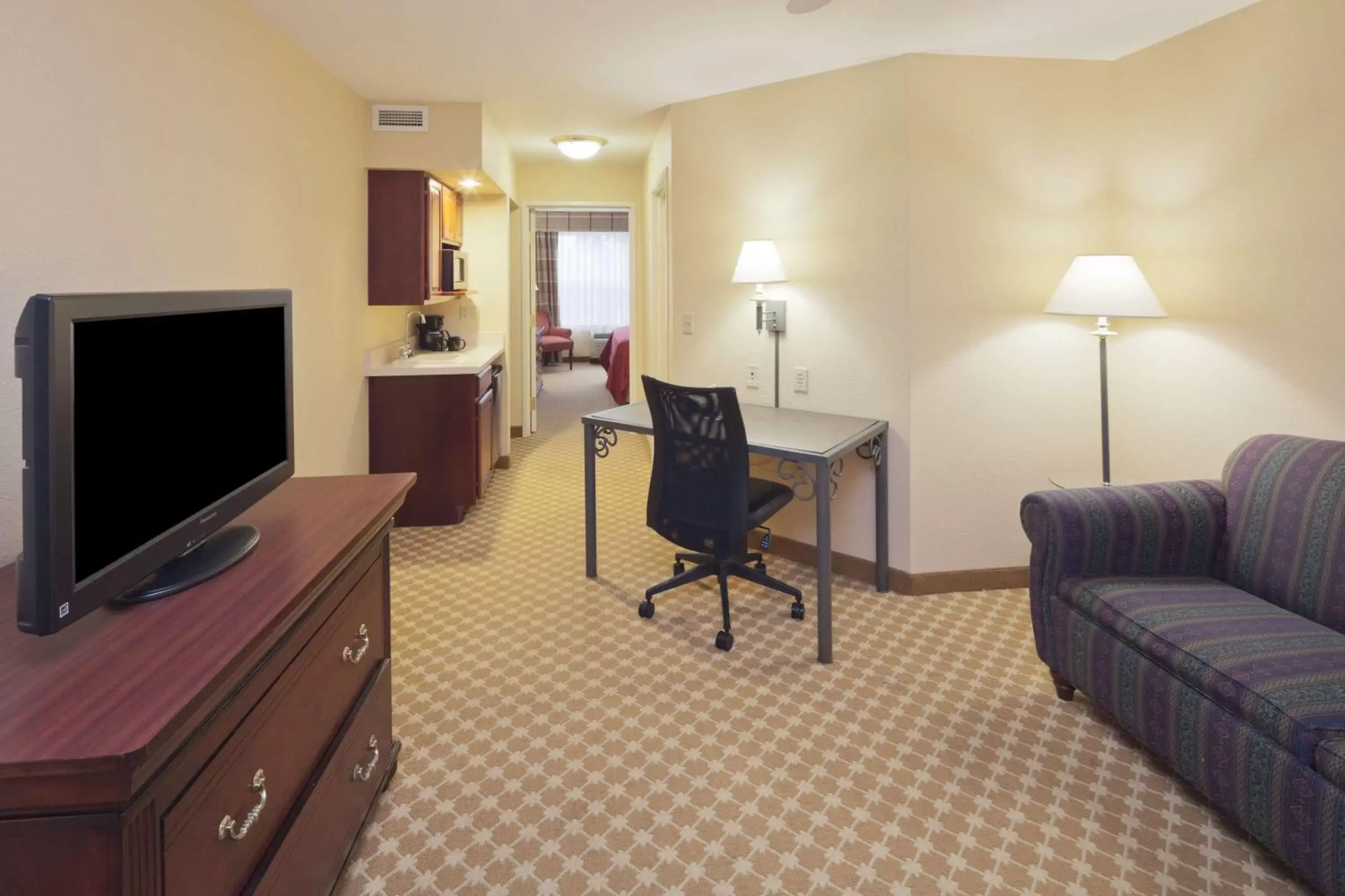 Photo of the whole room, TV/Entertainment Center in Country Inn & Suites by Radisson, Milwaukee West (Brookfield), WI