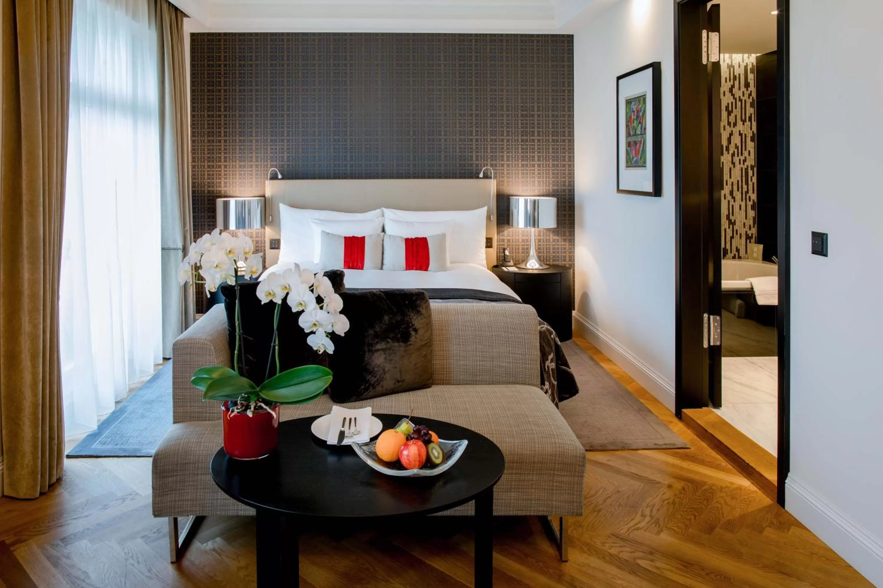 Bed in Hotel Schweizerhof Bern & Spa