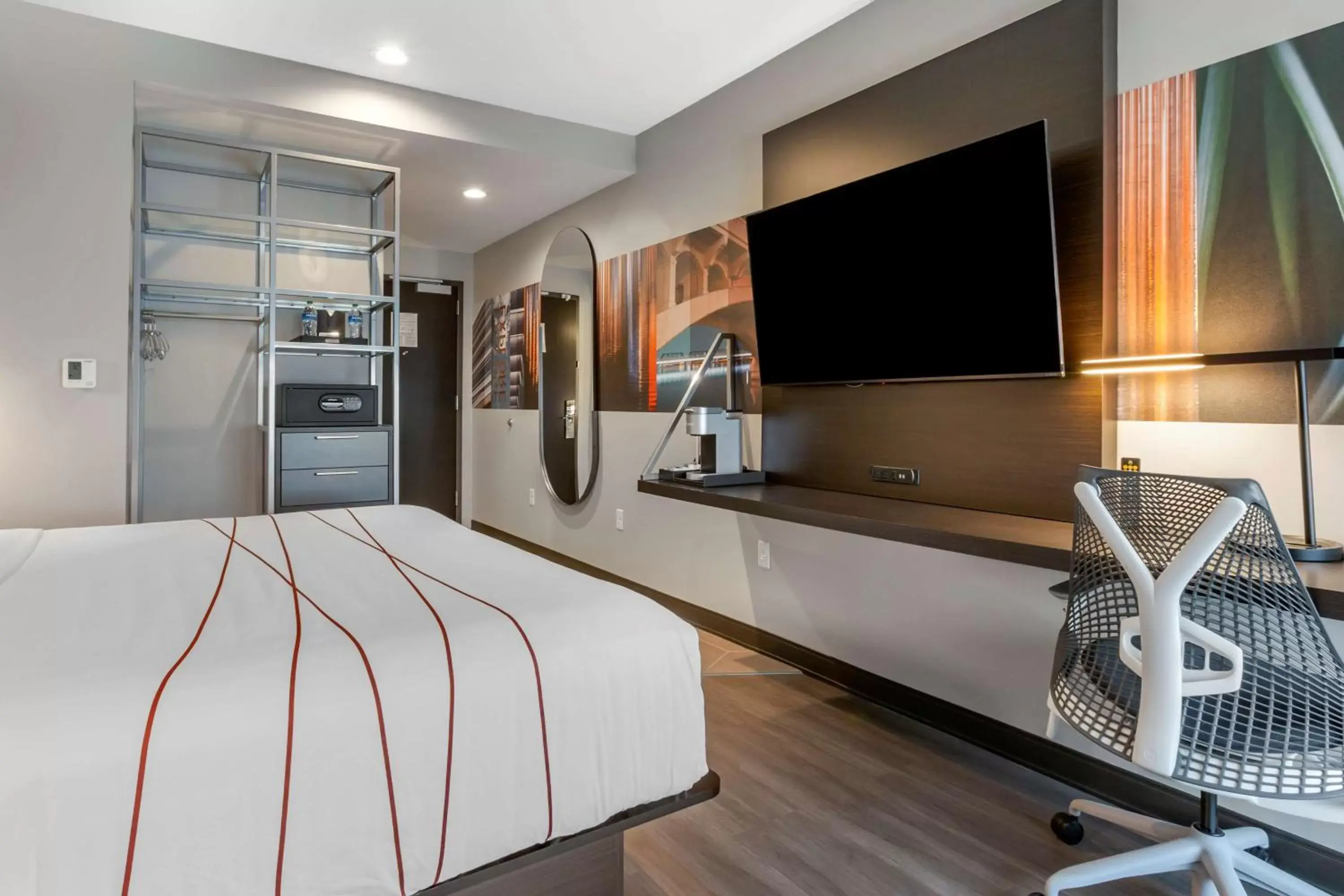 Bedroom, TV/Entertainment Center in Vīb Hotel by Best Western Phoenix - Tempe