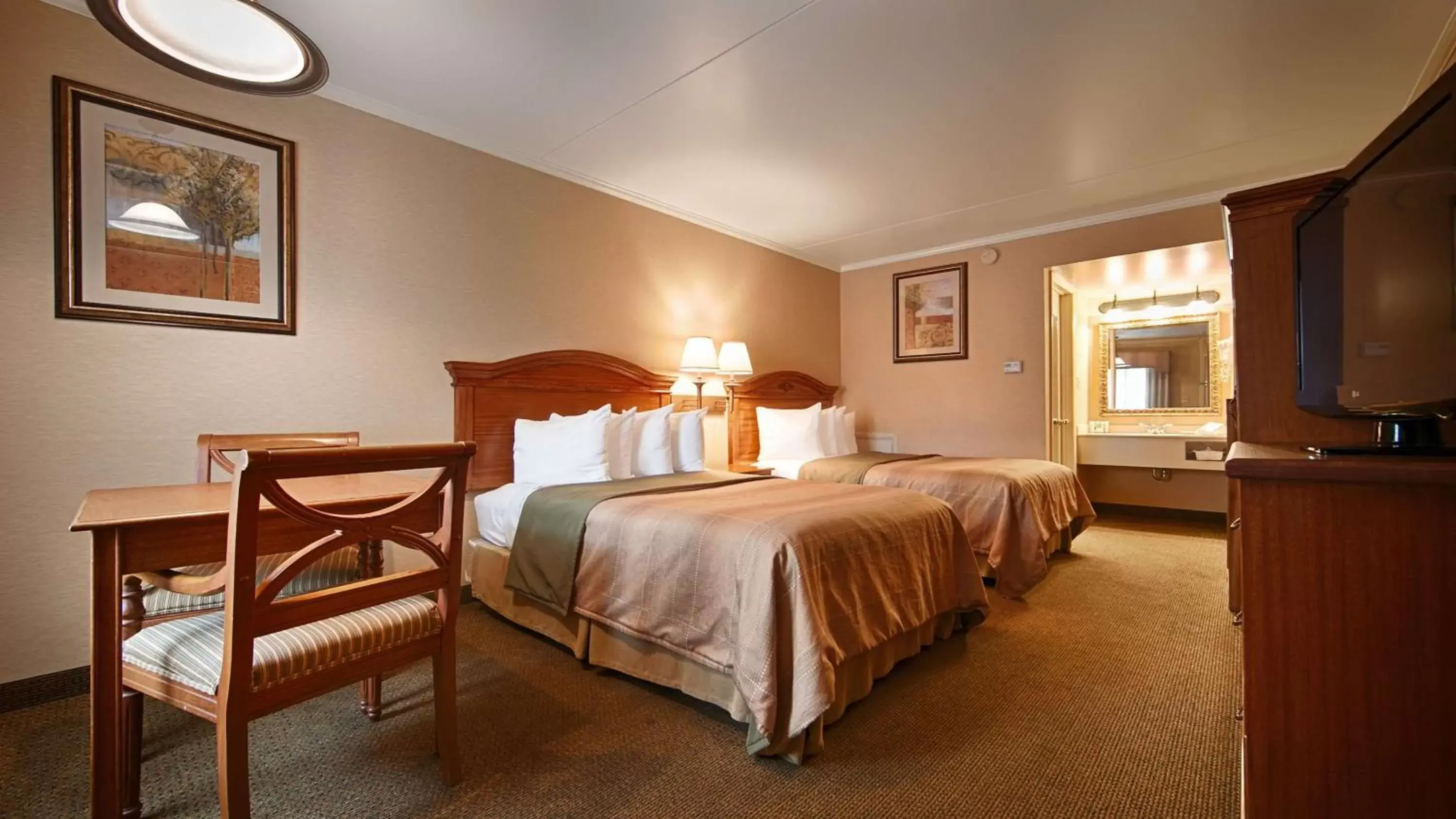 Double Room with Two Double Beds - Exterior Entrance in Best Western PLUS Revere Inn & Suites